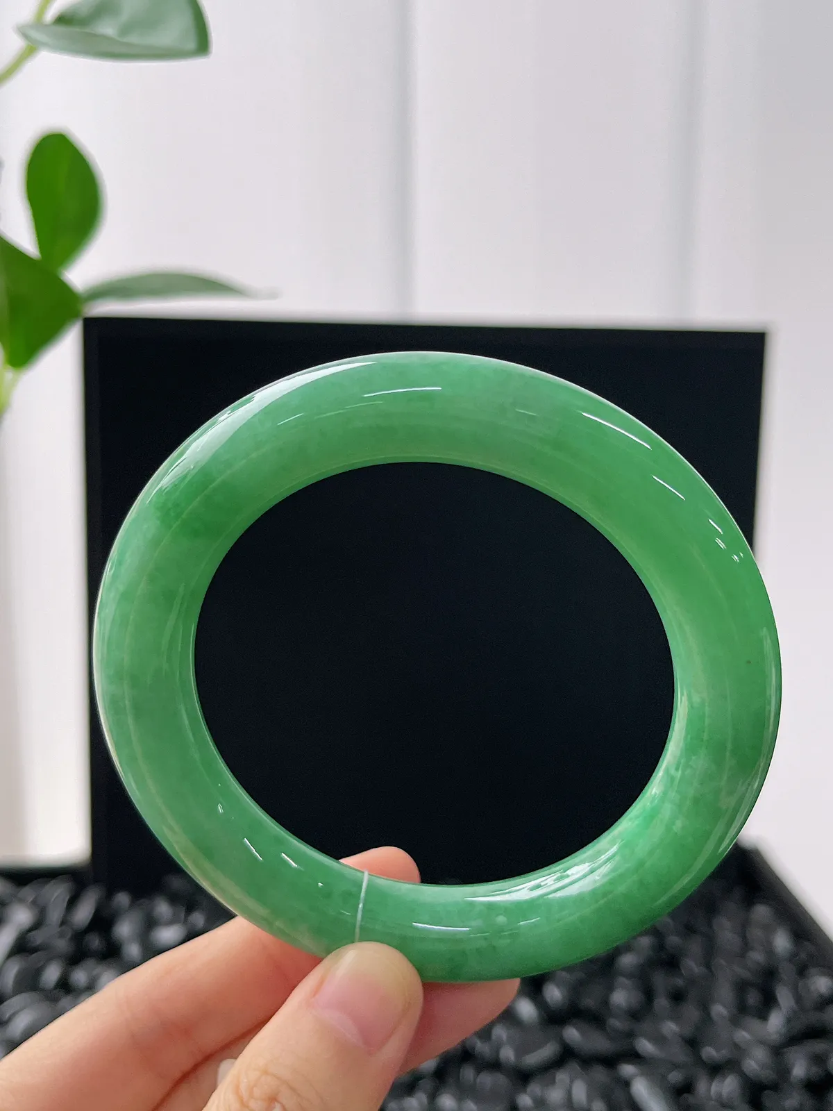 圆镯60圈口，翡翠糯化种绿色手镯