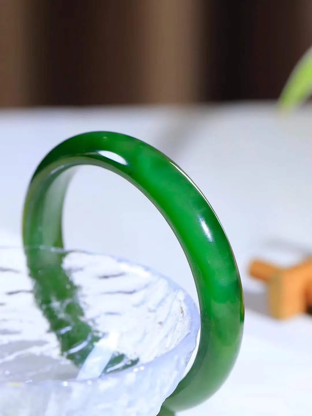 （一见倾心.手镯）

收藏级臻品️和田玉碧玉猫眼手镯，玉质温润细腻 油性十足 手感舒适，高华雅逸，线条流畅，简约大气，美自天成，素雅高贵。佩戴于腕间，婉约之美，举手投足间透出那低调奢华。重46克  尺寸56.5-12-7.8mm FDA79110226
