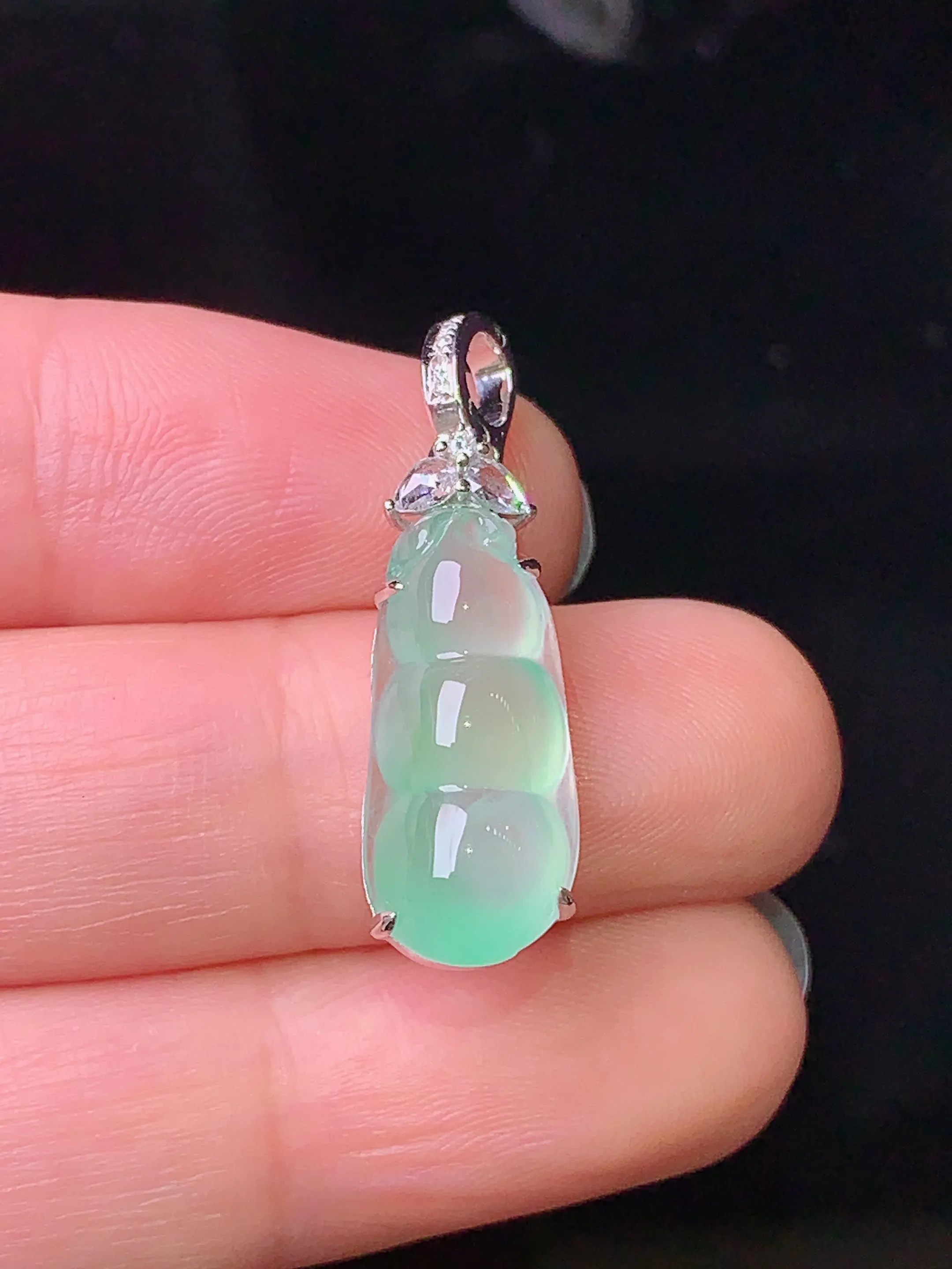 18k金钻镶嵌冰种四季豆吊坠 玉质细腻 色泽清新艳丽 整体尺寸28.5*8.6*6.2