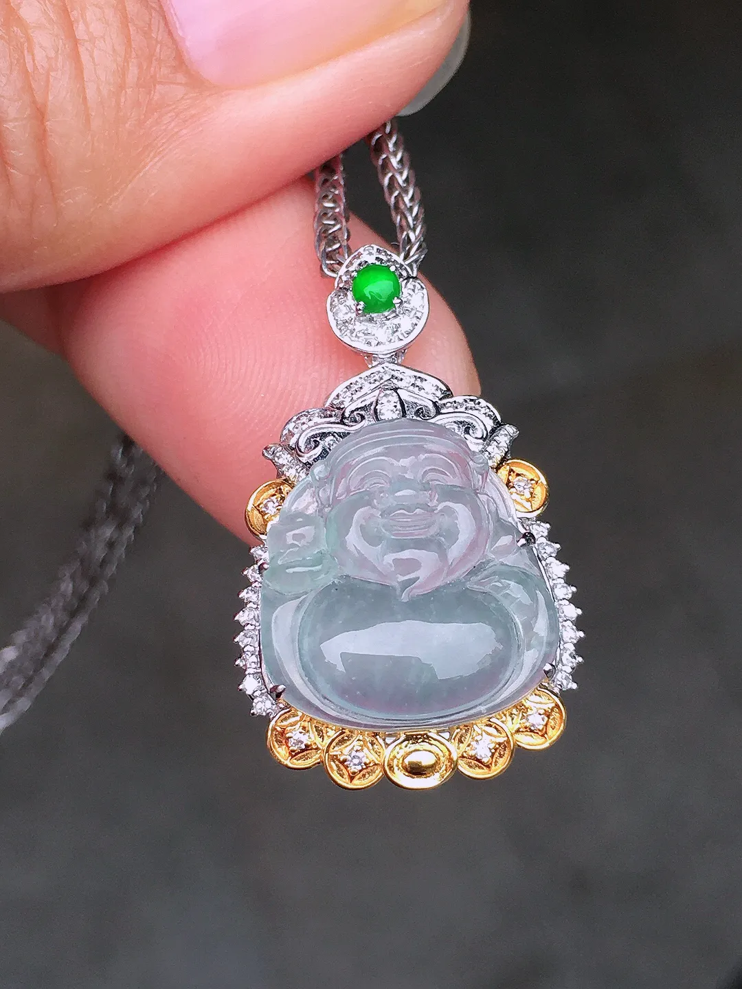 玻璃种【财神爷】吊坠，玉质细腻，荧光感超
强，饱满圆润，尽显优雅气质，18k
金豪华镶嵌