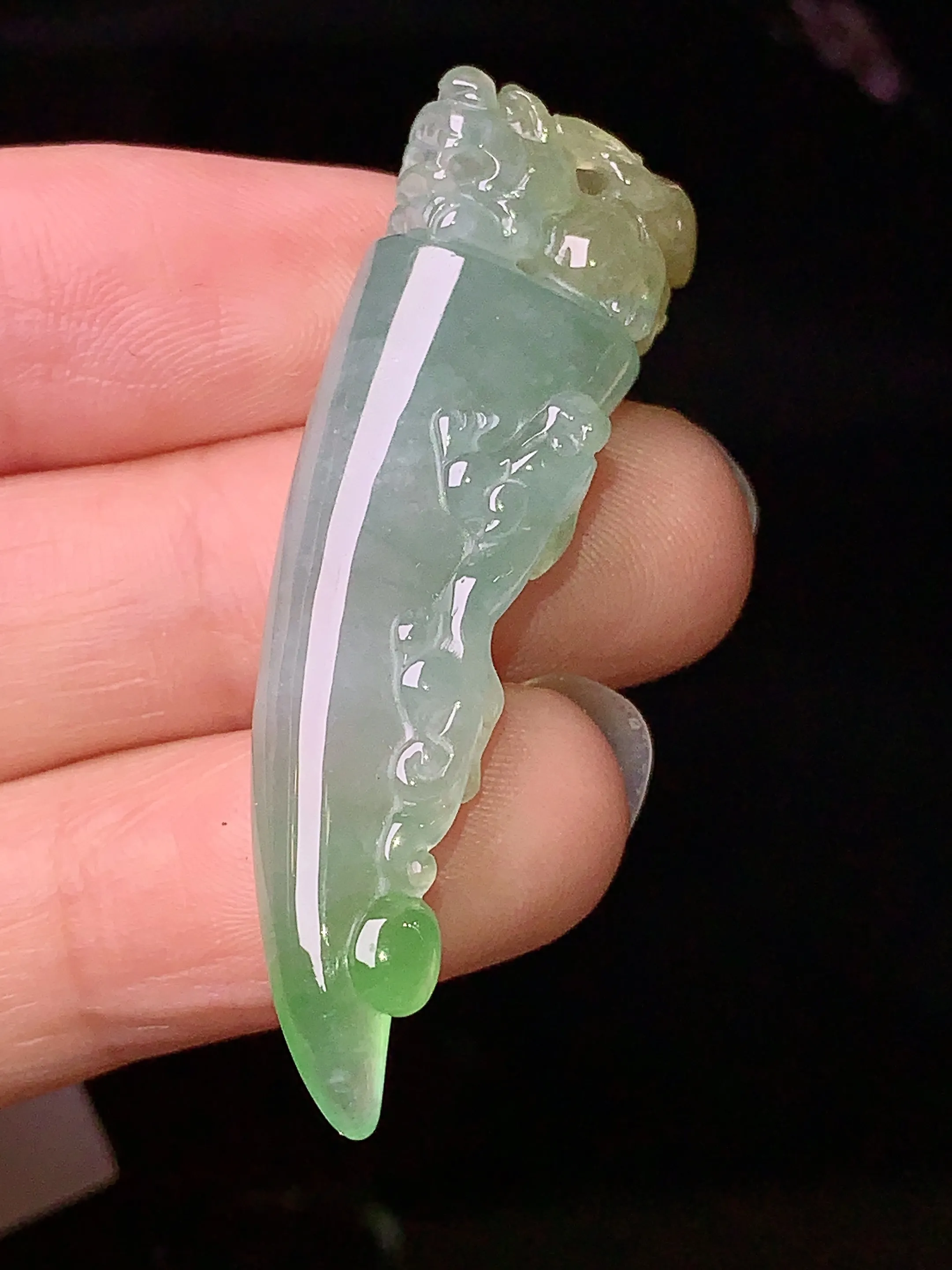 飘绿黄貔貅吊坠 玉质细腻 色泽清新艳丽 整体尺寸45.3*13.6*8.2