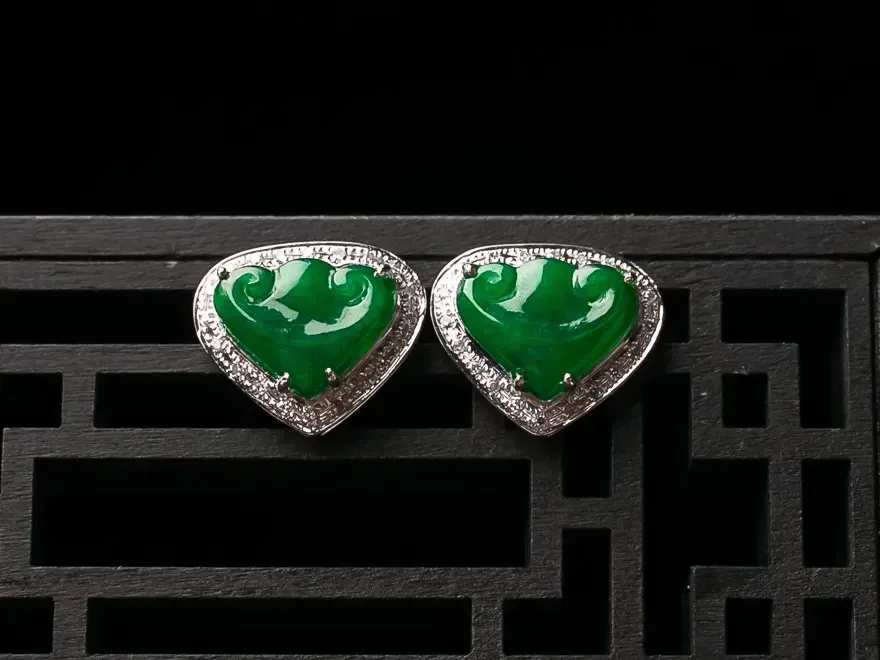 18K金钻石镶嵌翡翠A货辣绿如意耳钉2.77克