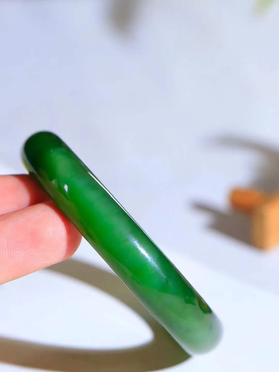 （一见倾心.手镯）

收藏级臻品️和田玉碧玉猫眼手镯，玉质温润细腻 油性十足 手感舒适，高华雅逸，线条流畅，简约大气，美自天成，素雅高贵。佩戴于腕间，婉约之美，举手投足间透出那低调奢华。重46克  尺寸56.5-12-7.8mm FDA79110226