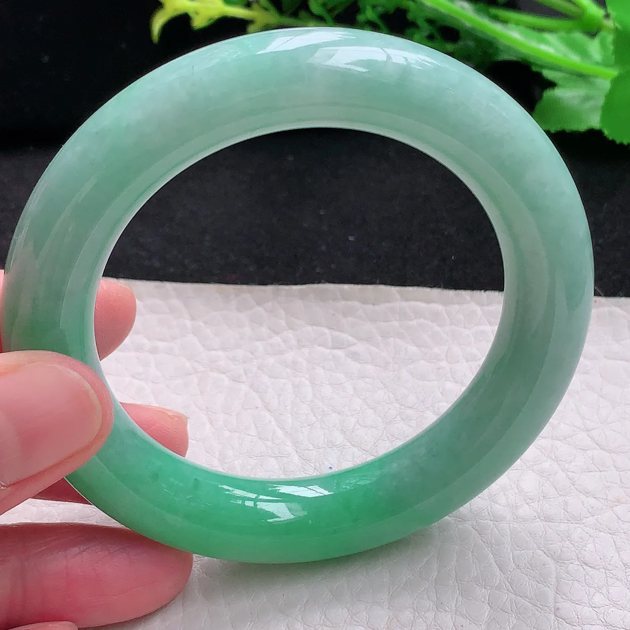 xc自然光55*12*11.7胖圆镯天然缅甸翡翠飘绿厚装圆条玉镯子