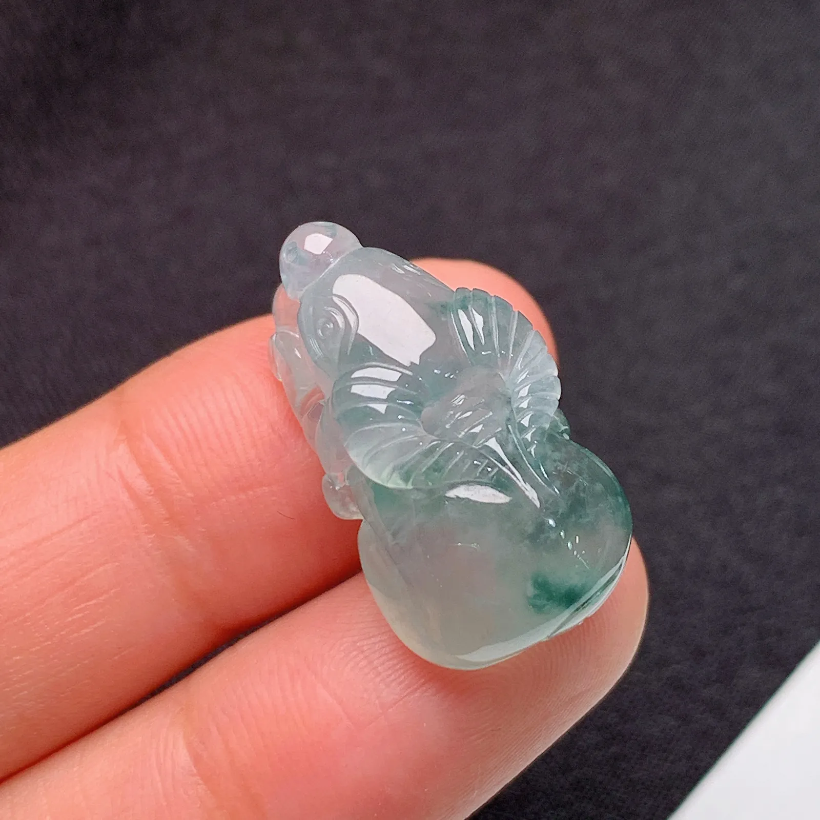 冰种飘花生肖牛吊坠 水润细腻 整体尺寸23.1*13*10