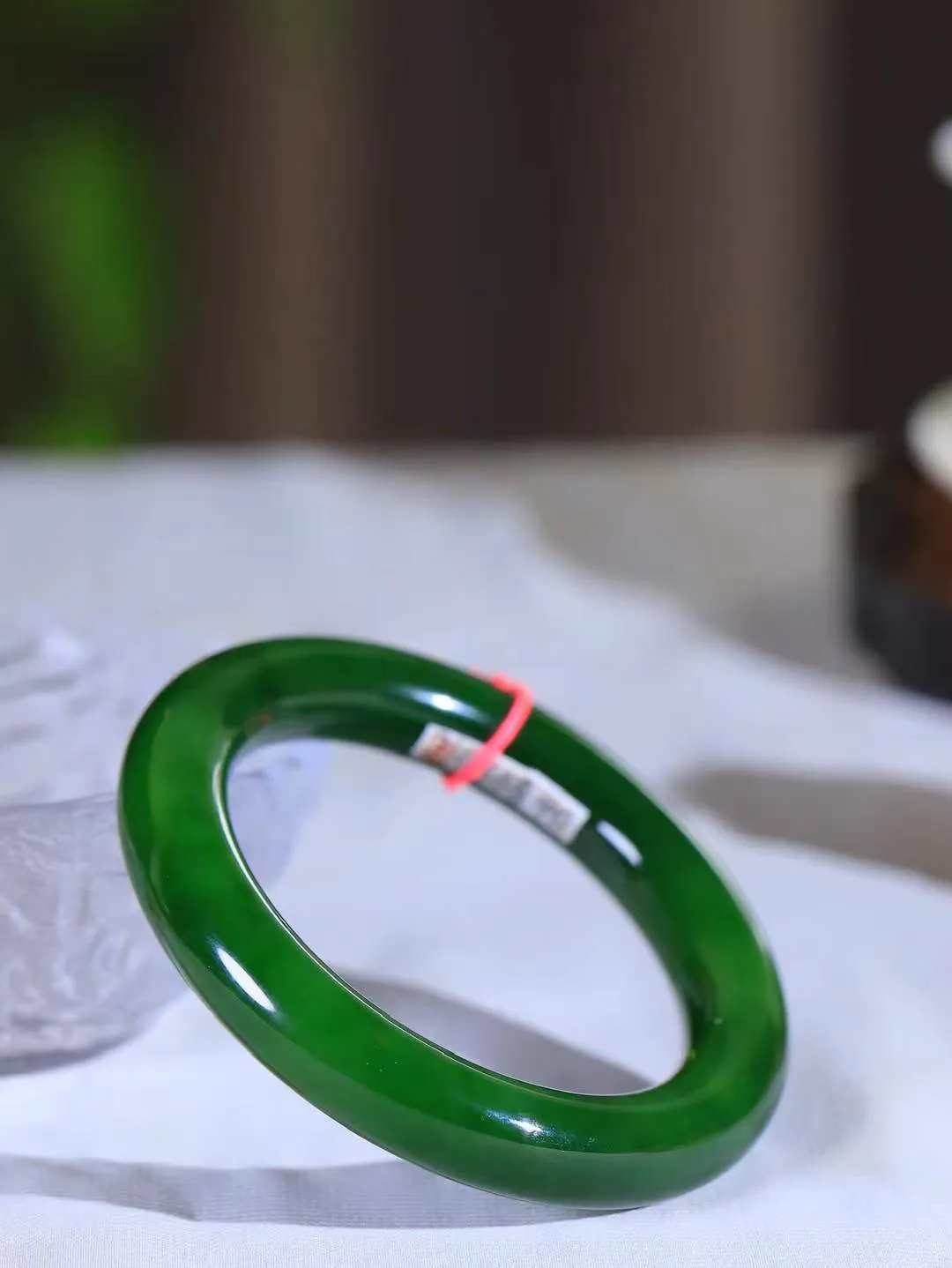 【玉佳人·手镯】

收藏级臻品️和田玉碧玉圆条手镯 ，玉质细腻油润，做工细致精美，端庄素雅，亭亭玉立，芊芊素手。芊芊素手，怎能忘镯？秀美圆条，更显婀娜。内径55.5mm 尺寸11.9-11.7mm重69克69114280A