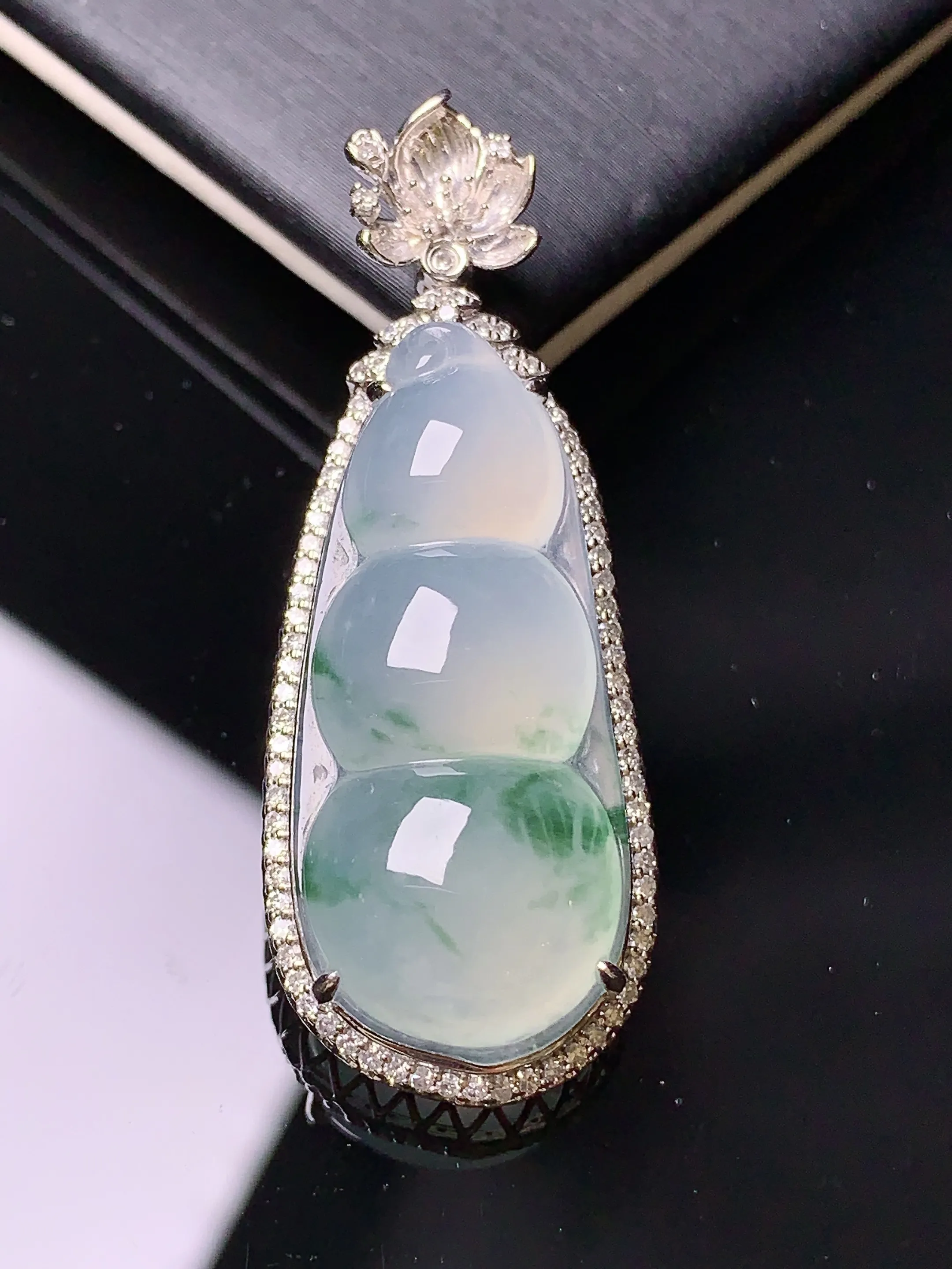 18k金钻镶嵌冰种飘绿四季豆吊坠 玉质细腻 色泽清新艳丽 整体尺寸42.2*16*10.6