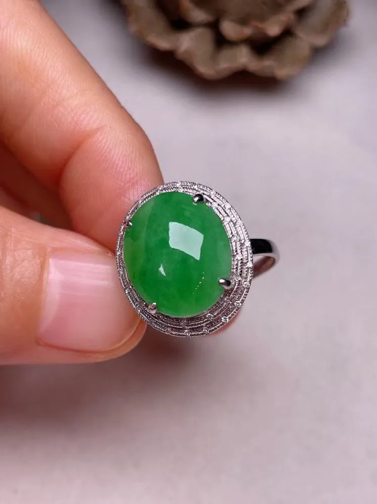 冰种阳绿蛋面戒指 、真金真钻镶嵌，种水好，玉质细腻 .裸石尺寸 13.7*11.5