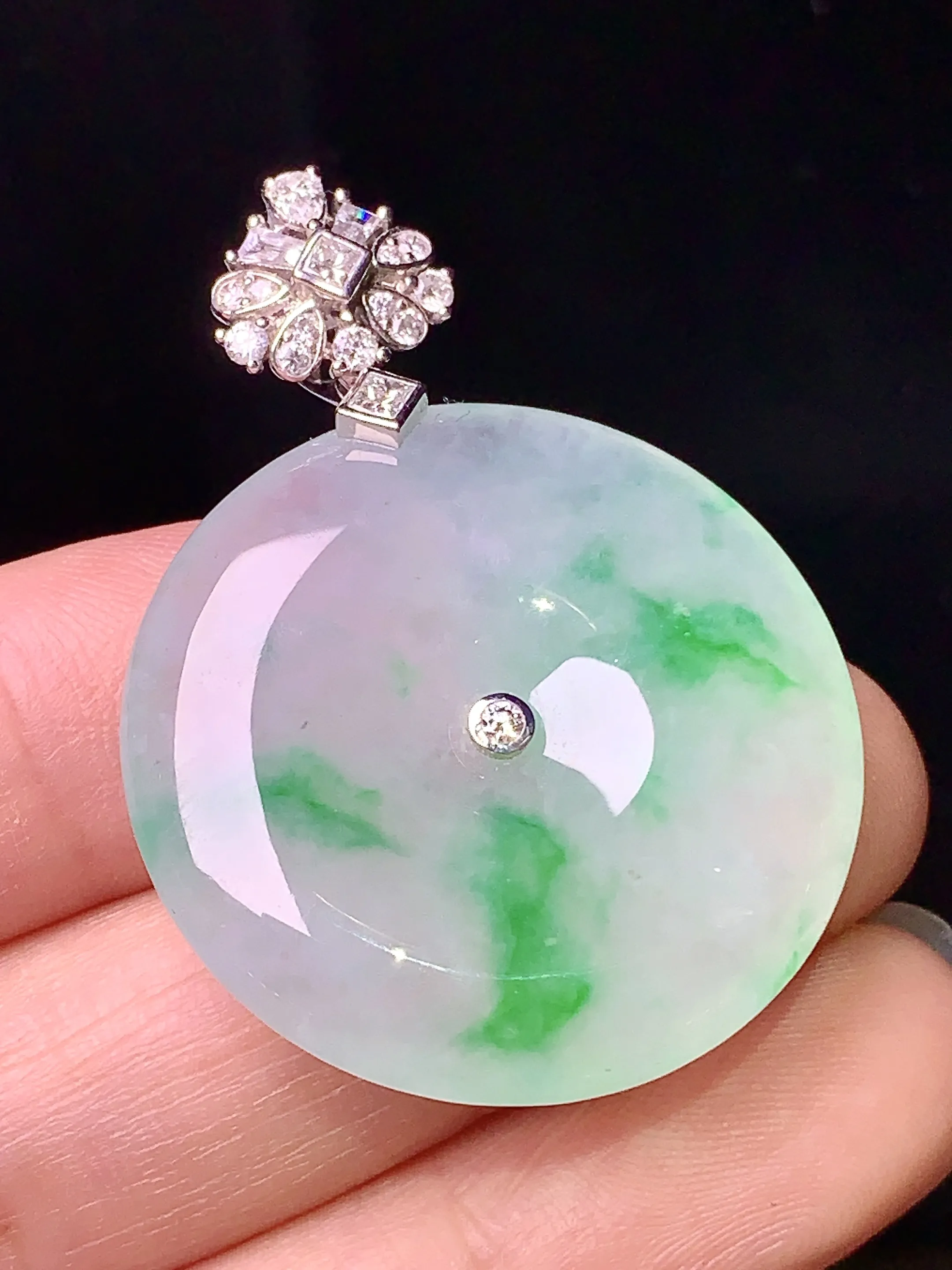 18k金钻镶嵌冰种飘绿平安扣吊坠 玉质细腻 色泽清新艳丽 整体尺寸40.5*29.5*5.6