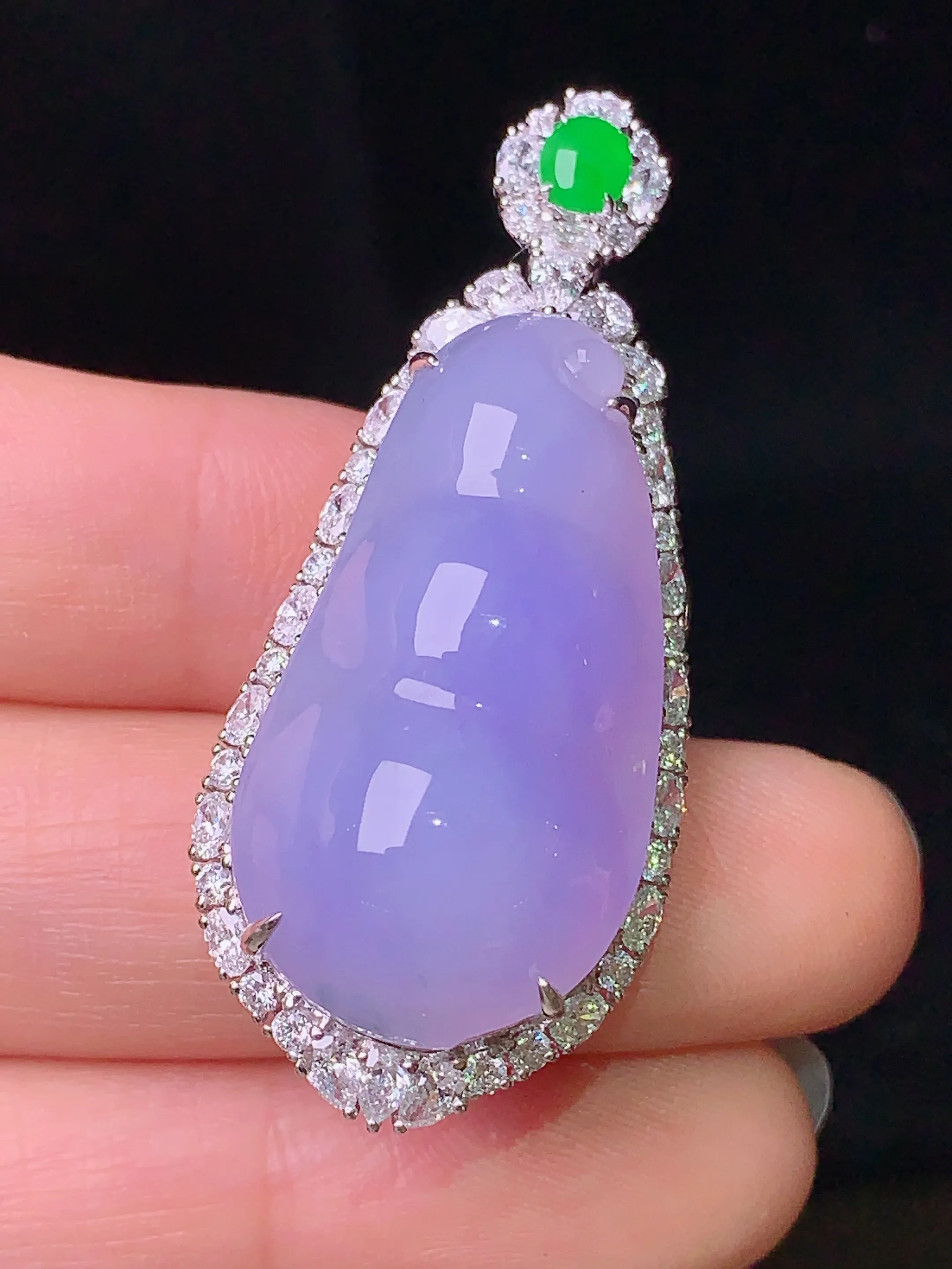 18k金钻镶嵌紫罗兰四季豆吊坠 玉质细腻 色泽清新艳丽 整体尺寸45.5*19.3*13.6