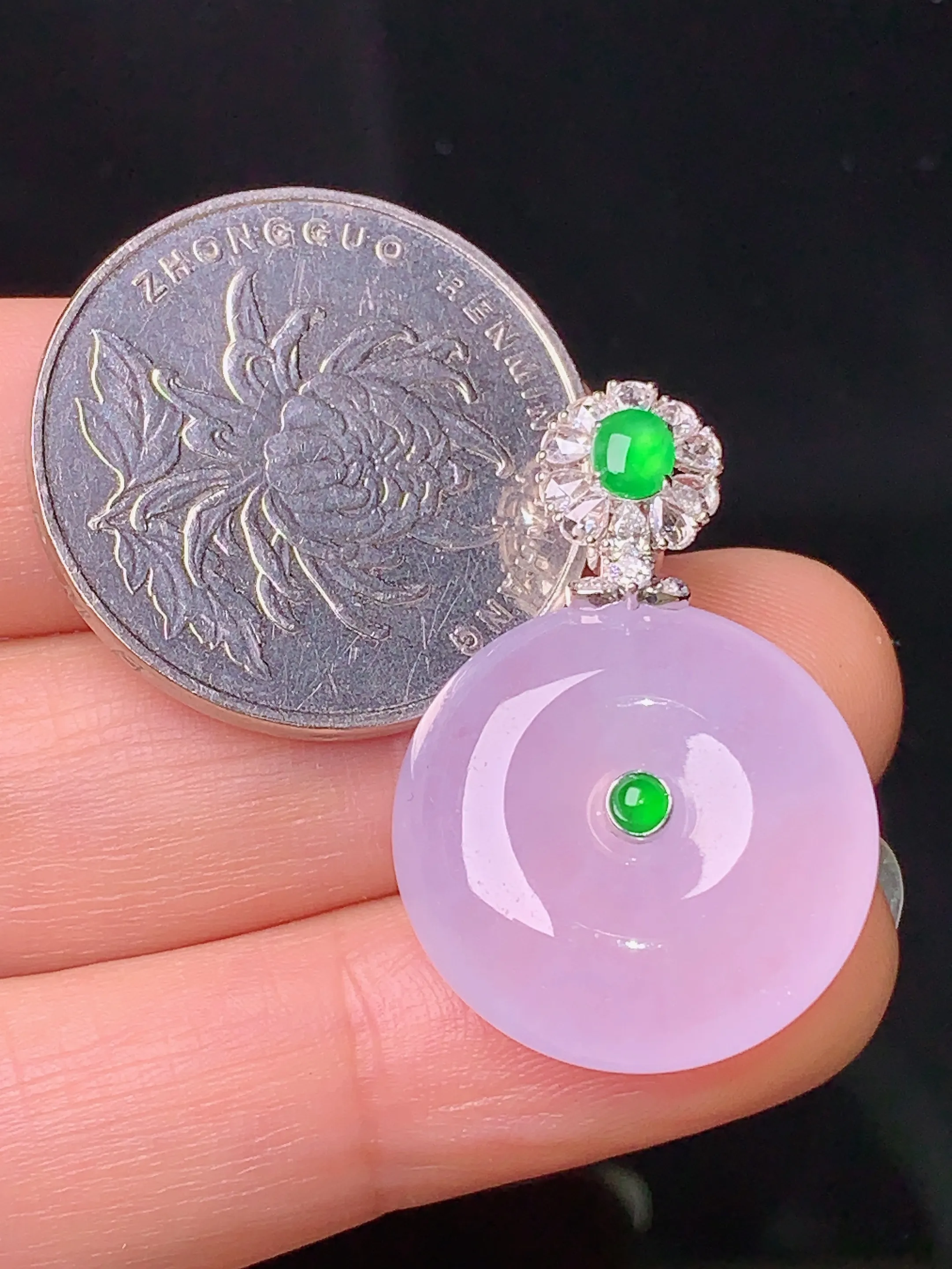 18k金钻镶嵌冰种平安扣吊坠 玉质细腻 色泽清新艳丽 整体尺寸29.5*19.8*7.8