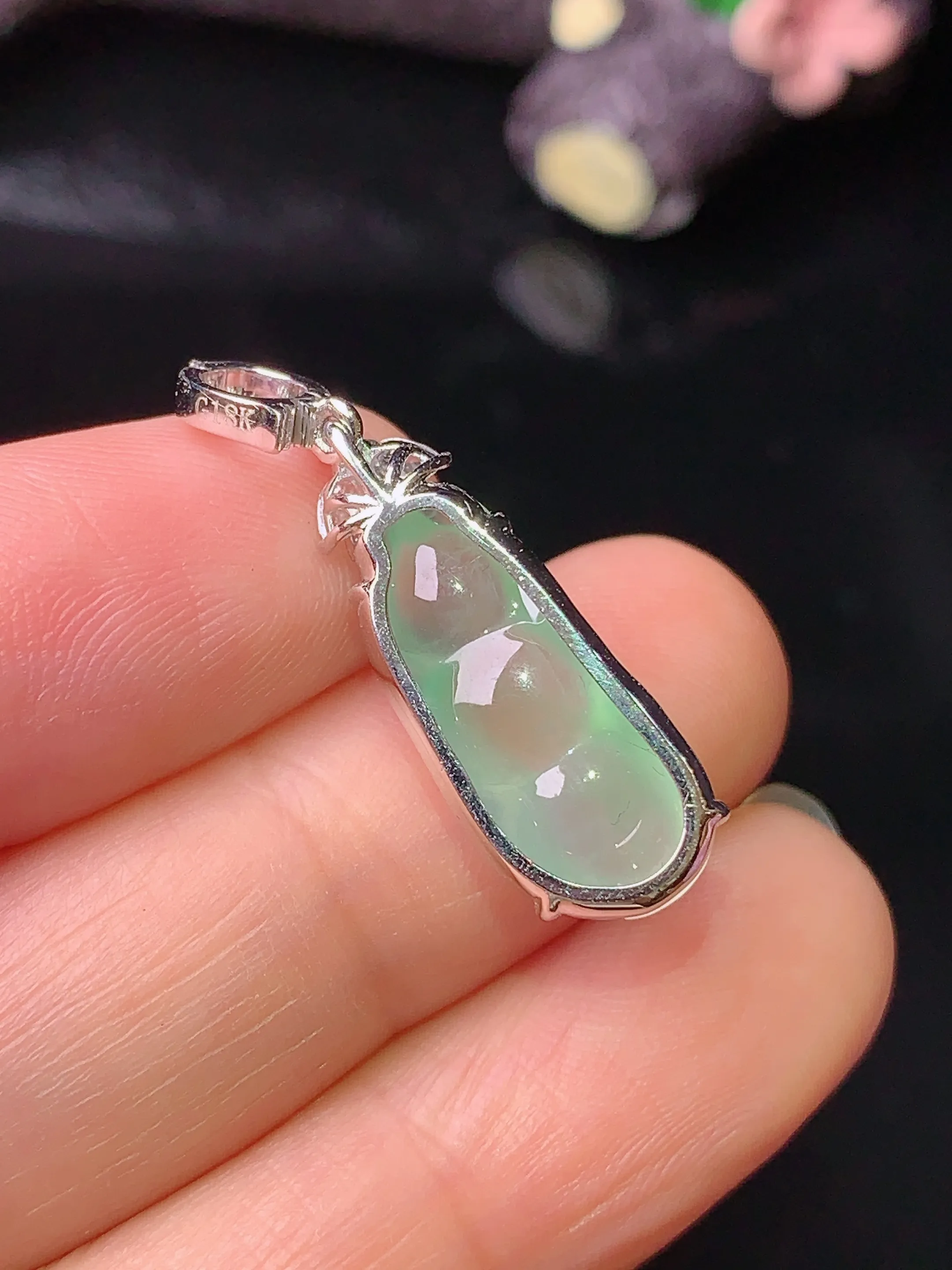 18k金钻镶嵌冰种四季豆吊坠 玉质细腻 色泽清新艳丽 整体尺寸28.5*8.6*6.2