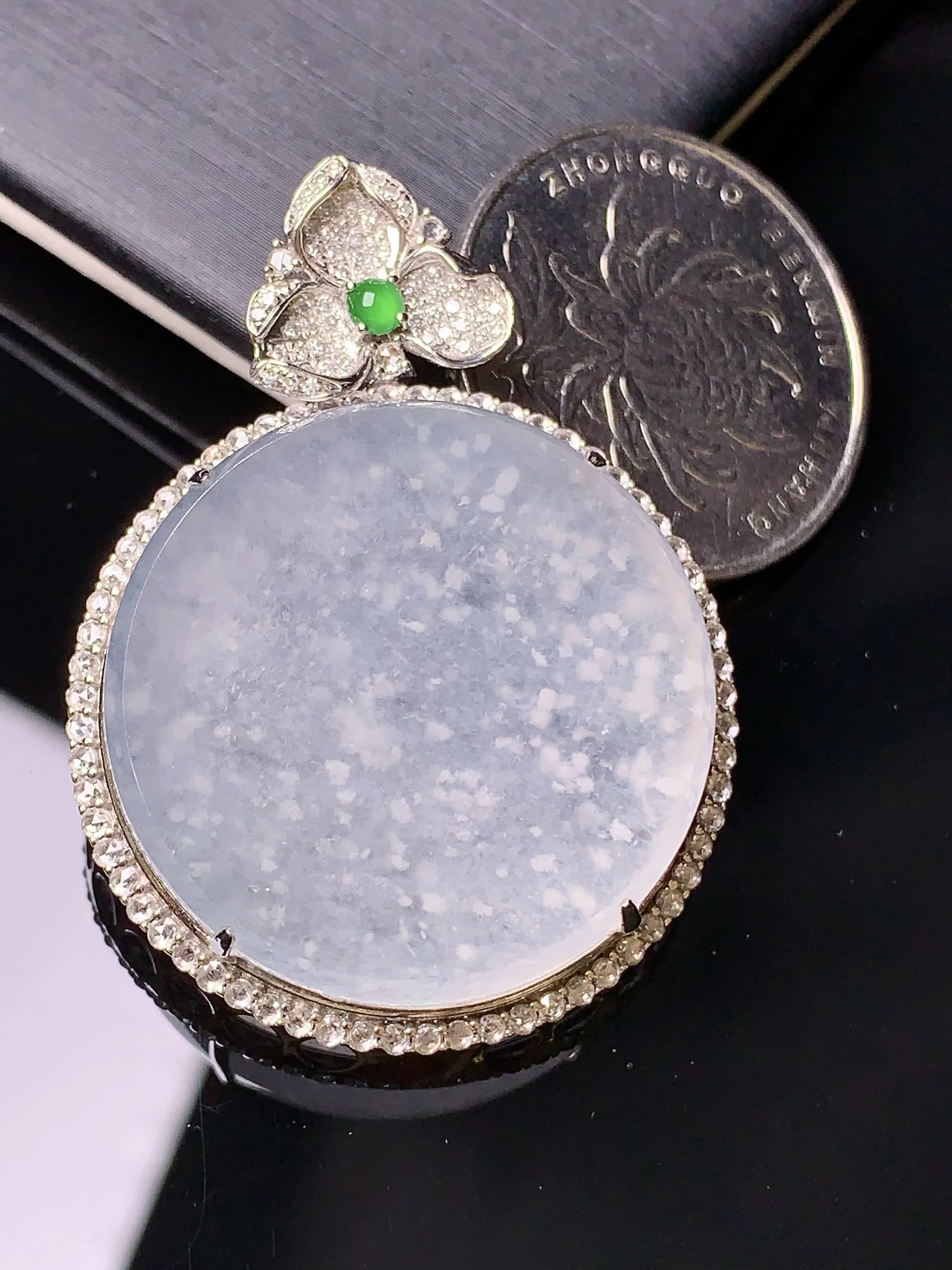 18k金钻镶嵌冰种木那料雪花棉吊坠 玉质细腻 色泽清新艳丽 整体尺寸42.5*31.5*9.5