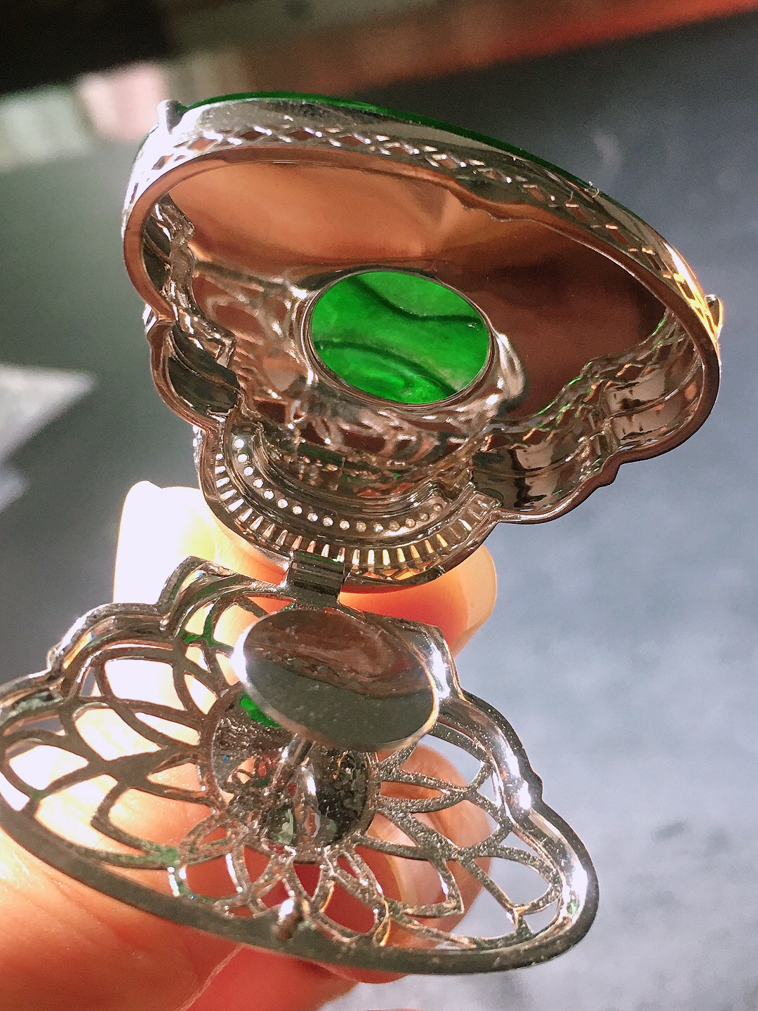 阳绿佛公吊坠，色泽均匀艳丽，玉质细腻，荧光感超
强，饱满圆润，尽显优雅气质，18k
金豪华镶嵌