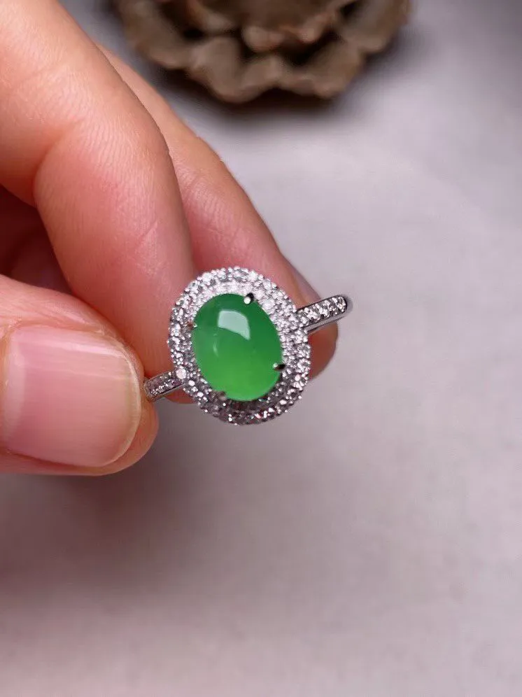 冰种阳绿蛋面戒指 、真金真钻镶嵌，种水好，玉质细腻 .裸石尺寸 8.0*6.0