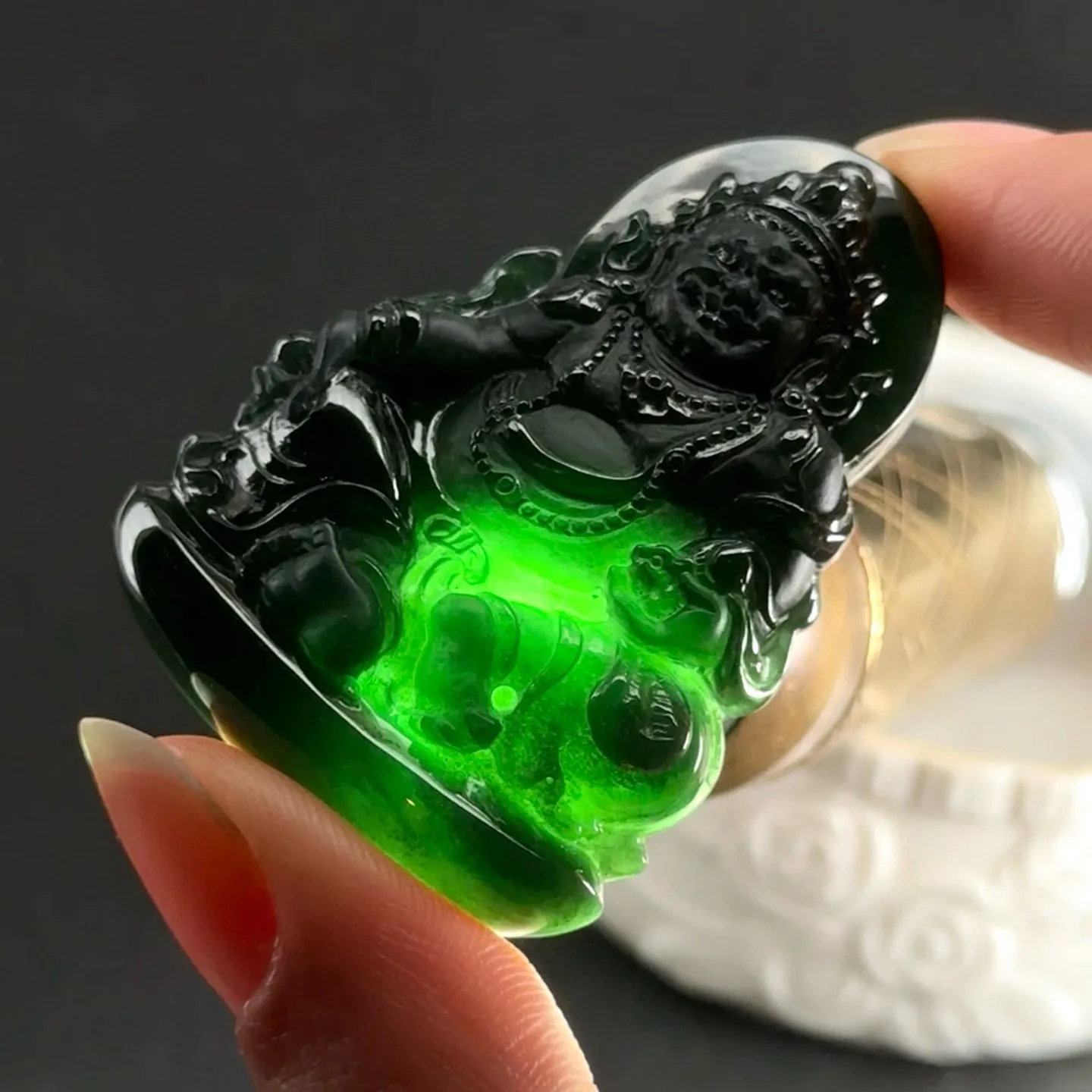 精品墨翠黄财神 种好色正 黑度极好 打灯通透 油性十足 尺寸48.2