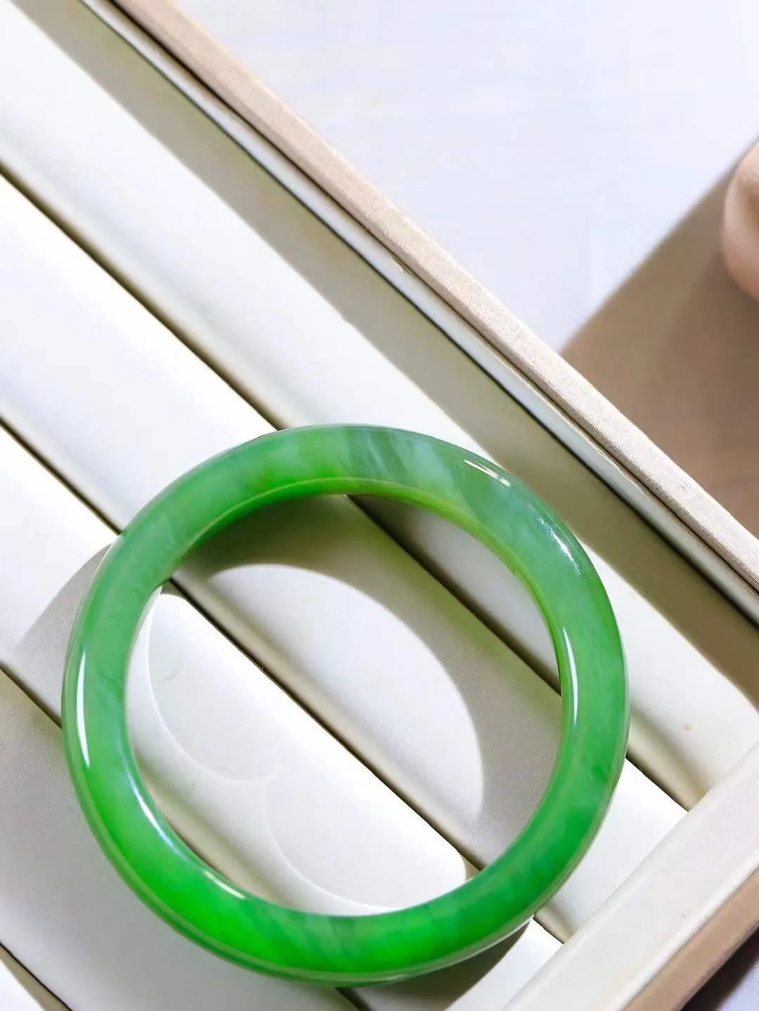 【腕间柔情.手镯】   

精品和田玉碧玉手镯 玉质温润细腻 油性十足 古朴秀雅 轻抚岁月的栏杆软香温玉，腕间玉镯轻轻晃动，令人情动心间，撷一缕月末的芬芳，把心思铺陈，时光静美，惟有你最温柔。重59.5克   尺寸58.5-12.3-9.2mm  46110251A