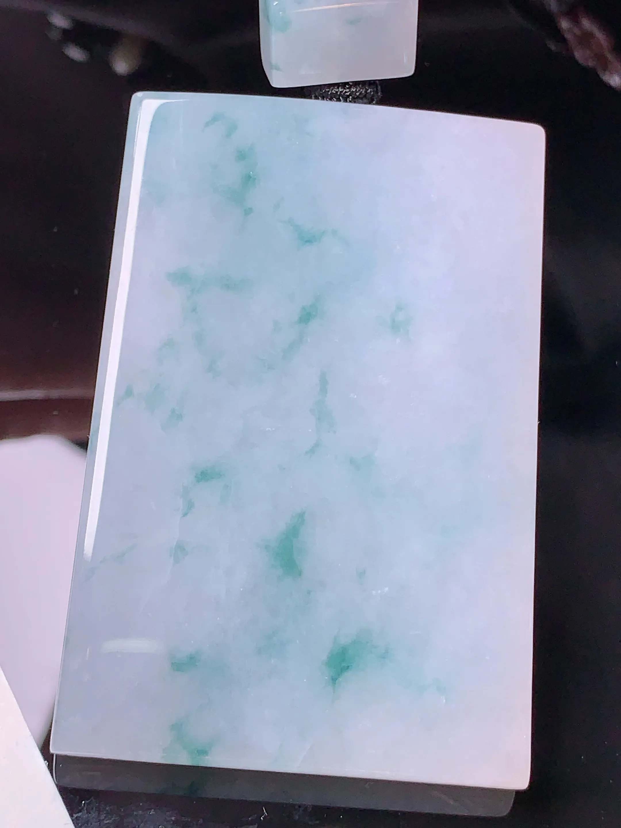 飘绿无事牌吊坠 玉质细腻 色泽清新艳丽 整体尺寸60.5*41*6.2