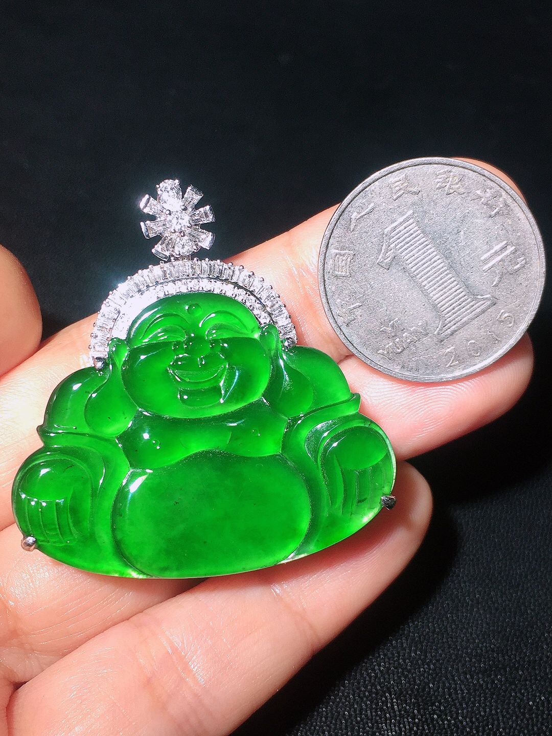 阳绿佛公吊坠，色泽均匀艳丽，玉质细腻，荧光感超
强，饱满圆润，尽显优雅气质，18k
金豪华镶嵌