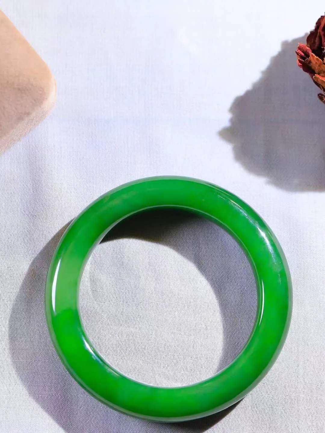 【悠悠芳华.镯】

收藏级和田玉碧玉手镯 玉质温润 青葱岁月，尽收腕中，婉转流畅，凝岁月悠长。盈一眸恬淡，挽一抹绿意。重70.3克 内径55mm尺寸12.5-11mm   86110251A