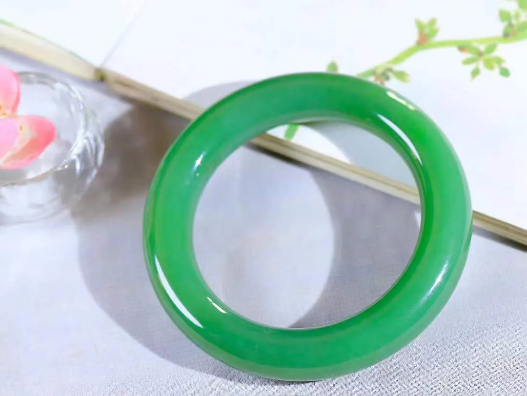 【玉佳人·手镯】

收藏级️和田玉碧玉圆条手镯 ，玉质细腻油润，做工细致精美，端庄素雅，亭亭玉立，芊芊素手。芊芊素手，怎能忘镯？秀美圆条，更显婀娜。内径55.5mm 尺寸12.9-12.5mm重80.3克69110280A