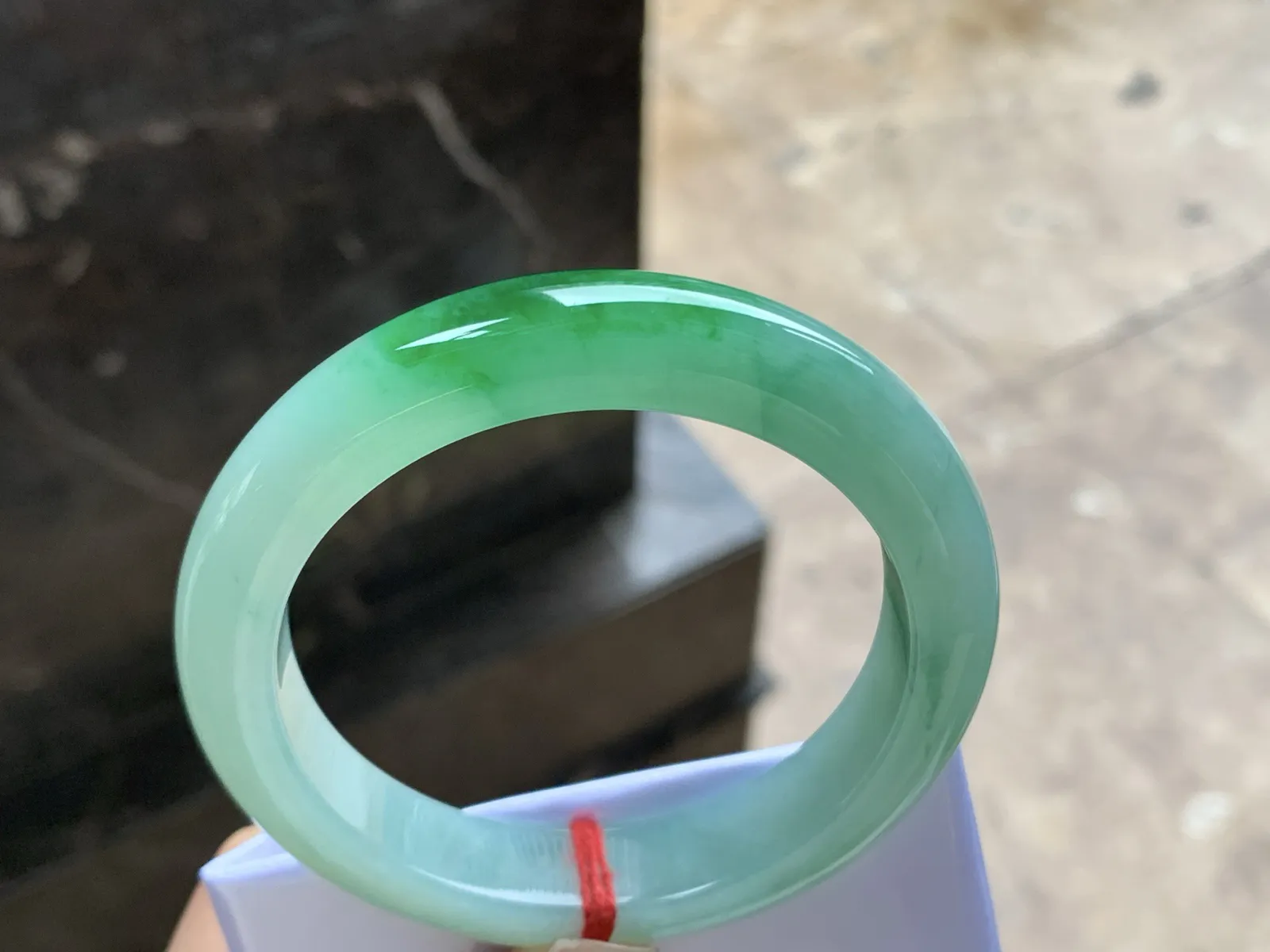 55.5-12.2-9.2

辣绿色手镯^_^颜色鲜艳 玉质温润