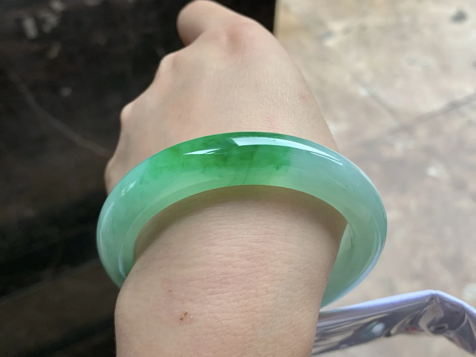 55.5-12.2-9.2

辣绿色手镯^_^颜色鲜艳 玉质温润