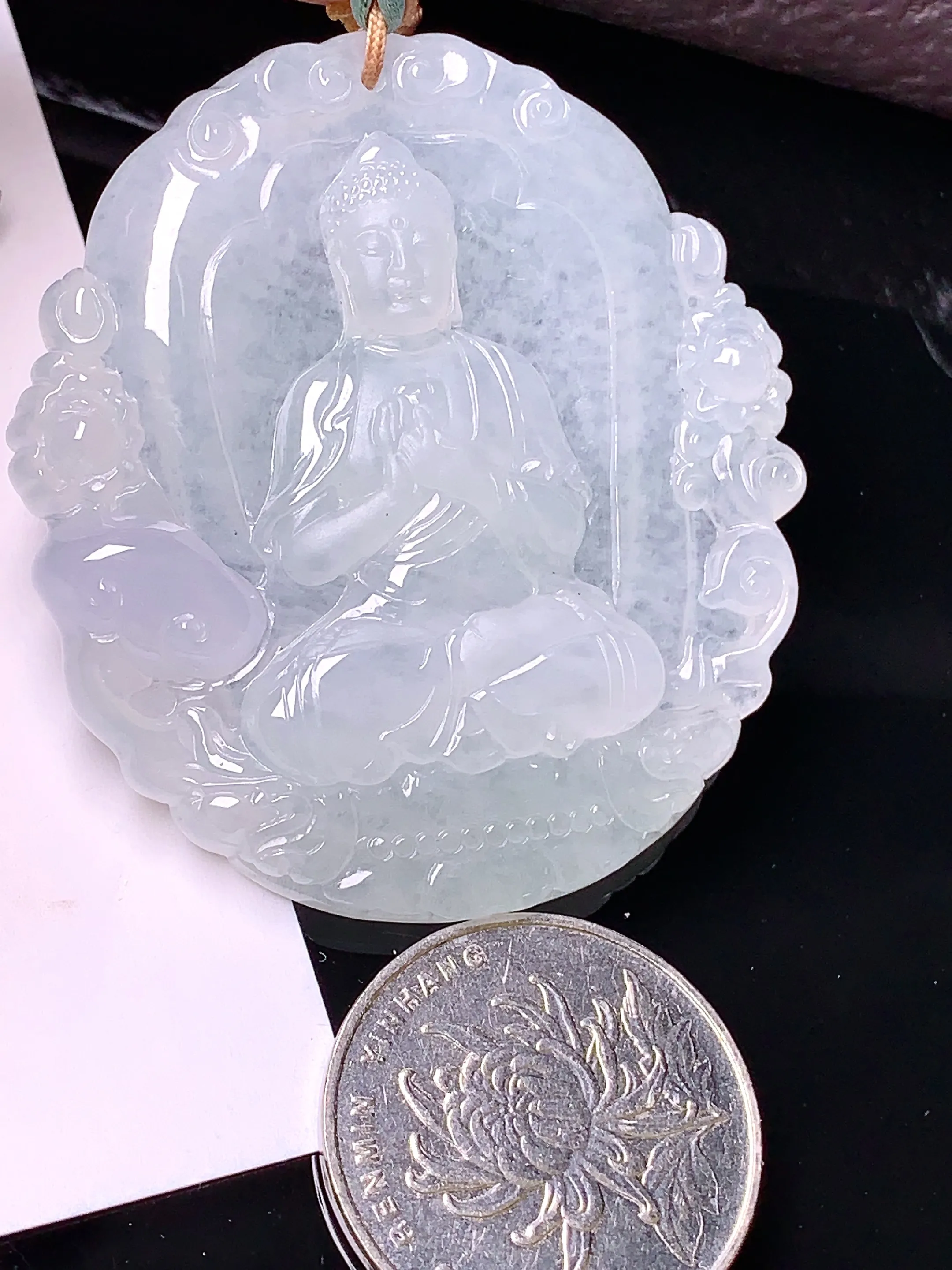 冰种大日如来佛祖吊坠 玉质细腻 色泽清新艳丽 整体尺寸51.8*47*5.7