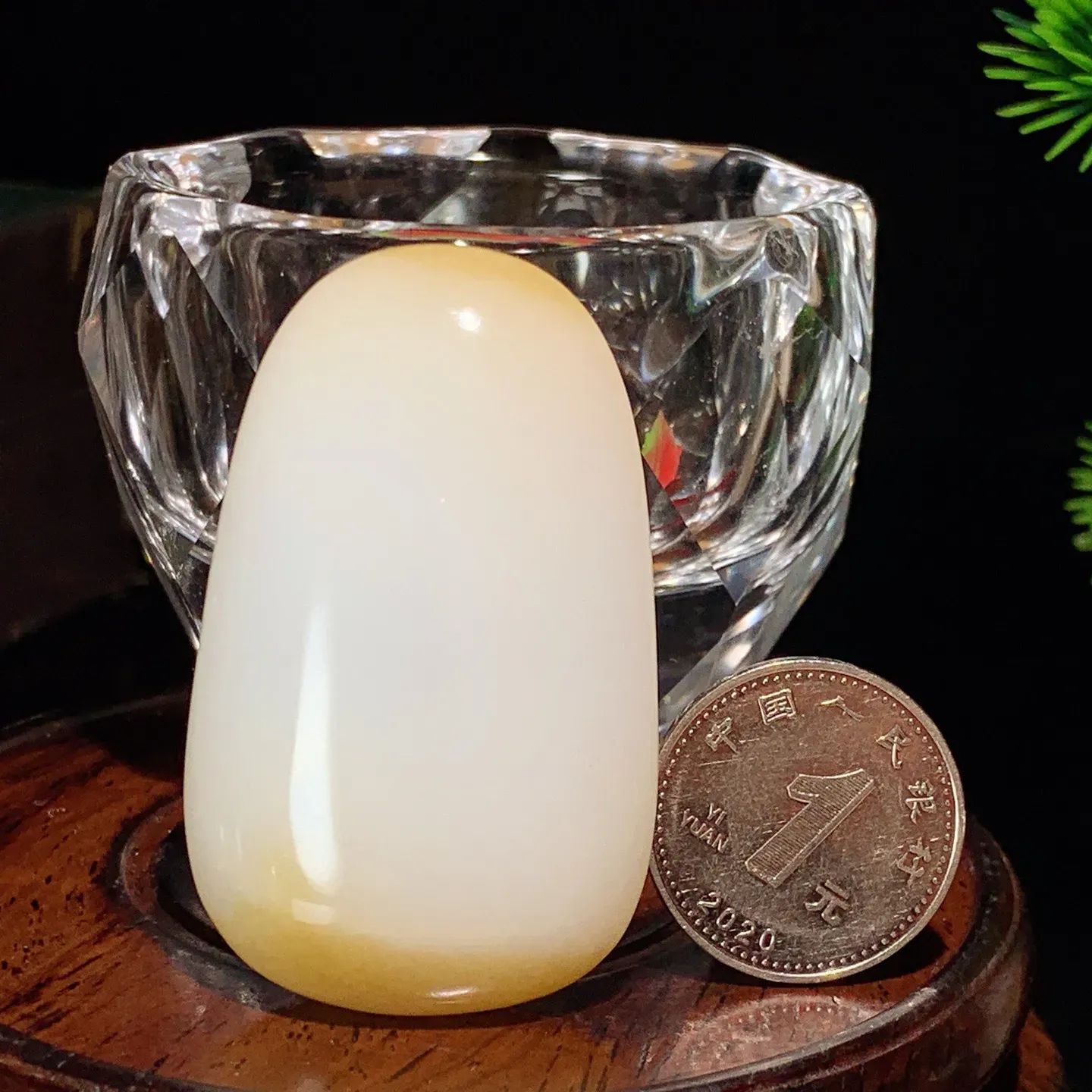 和田玉白玉糖料天地糖原石挂件。尺寸50/32/16重42.5克。玉质细腻油润。手推出油。佩戴高端典雅。lt251031