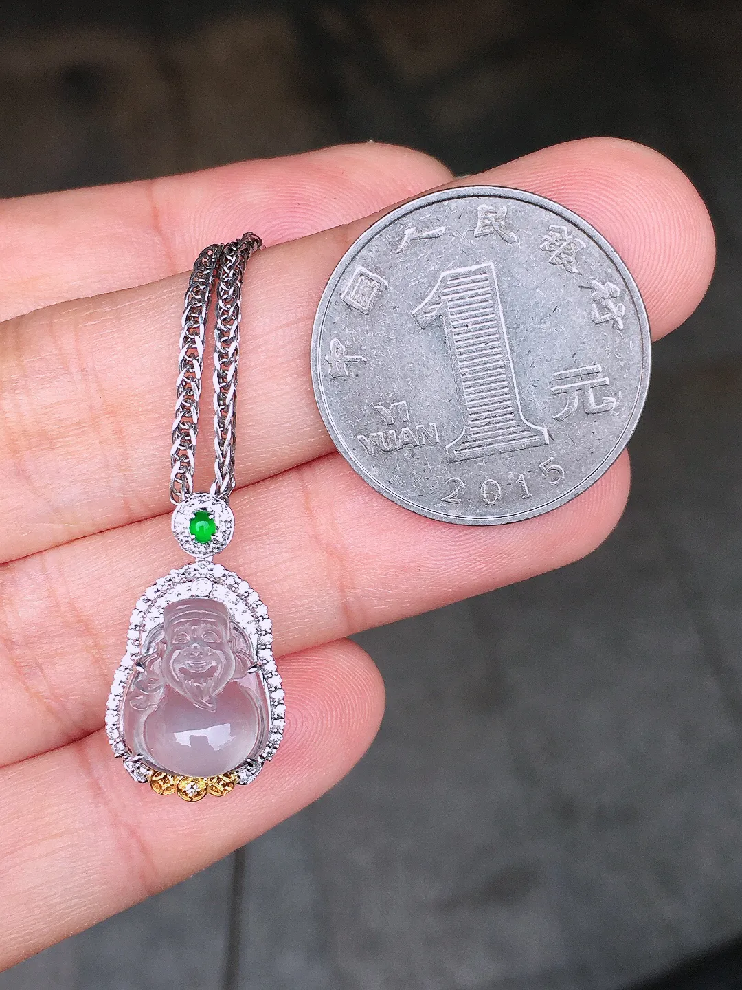 玻璃种【财神爷】吊坠，玉质细腻，荧光感超
强，饱满圆润，尽显优雅气质，18k
金豪华镶嵌