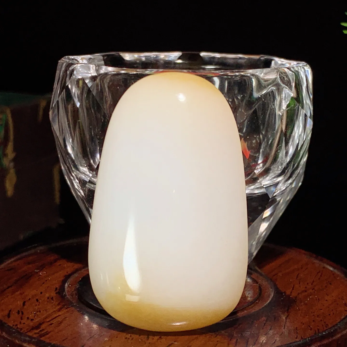 和田玉白玉糖料天地糖原石挂件。尺寸50/32/16重42.5克。玉质细腻油润。手推出油。佩戴高端典雅