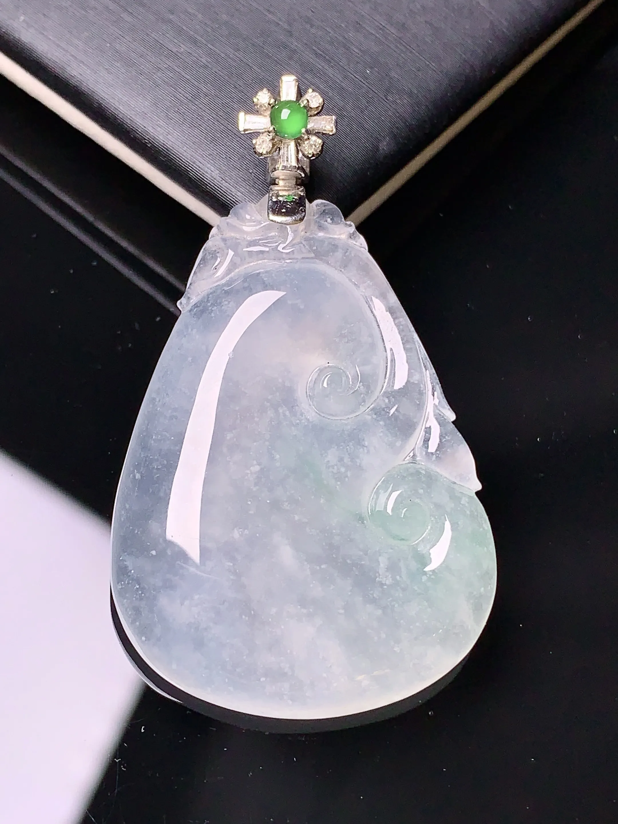 18k金钻镶嵌冰种飘绿如意吊坠 玉质细腻 色泽清新艳丽 整体尺寸42.5*25.2*5.5