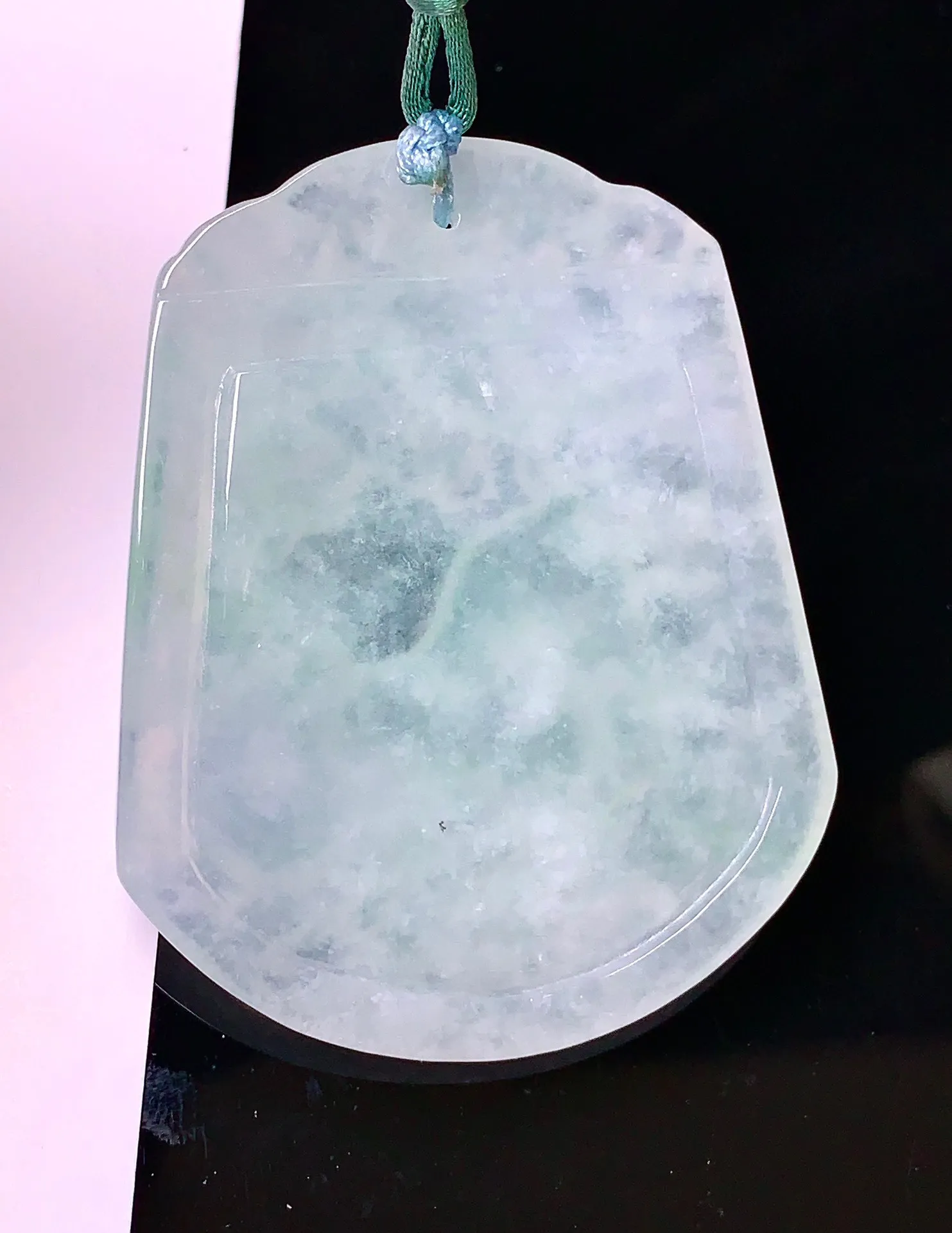 冰种飘绿生肖猪吊坠 玉质细腻 色泽清新艳丽 整体尺寸51.5*40.7*5.3