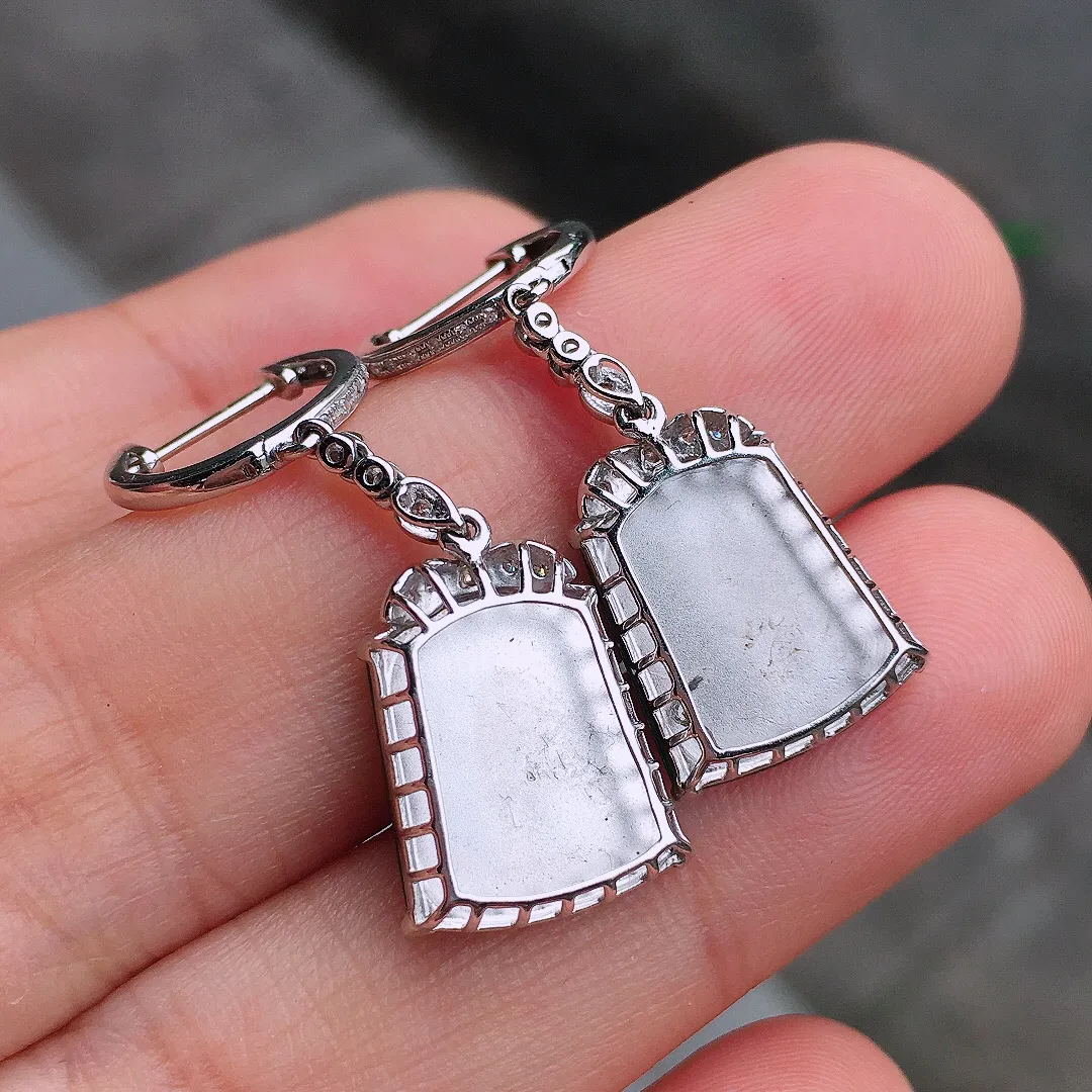 阳绿无事牌耳坠，色泽均匀艳丽，玉质细腻，荧光感超
强，饱满圆润，尽显优雅气质，18k
金豪华镶嵌