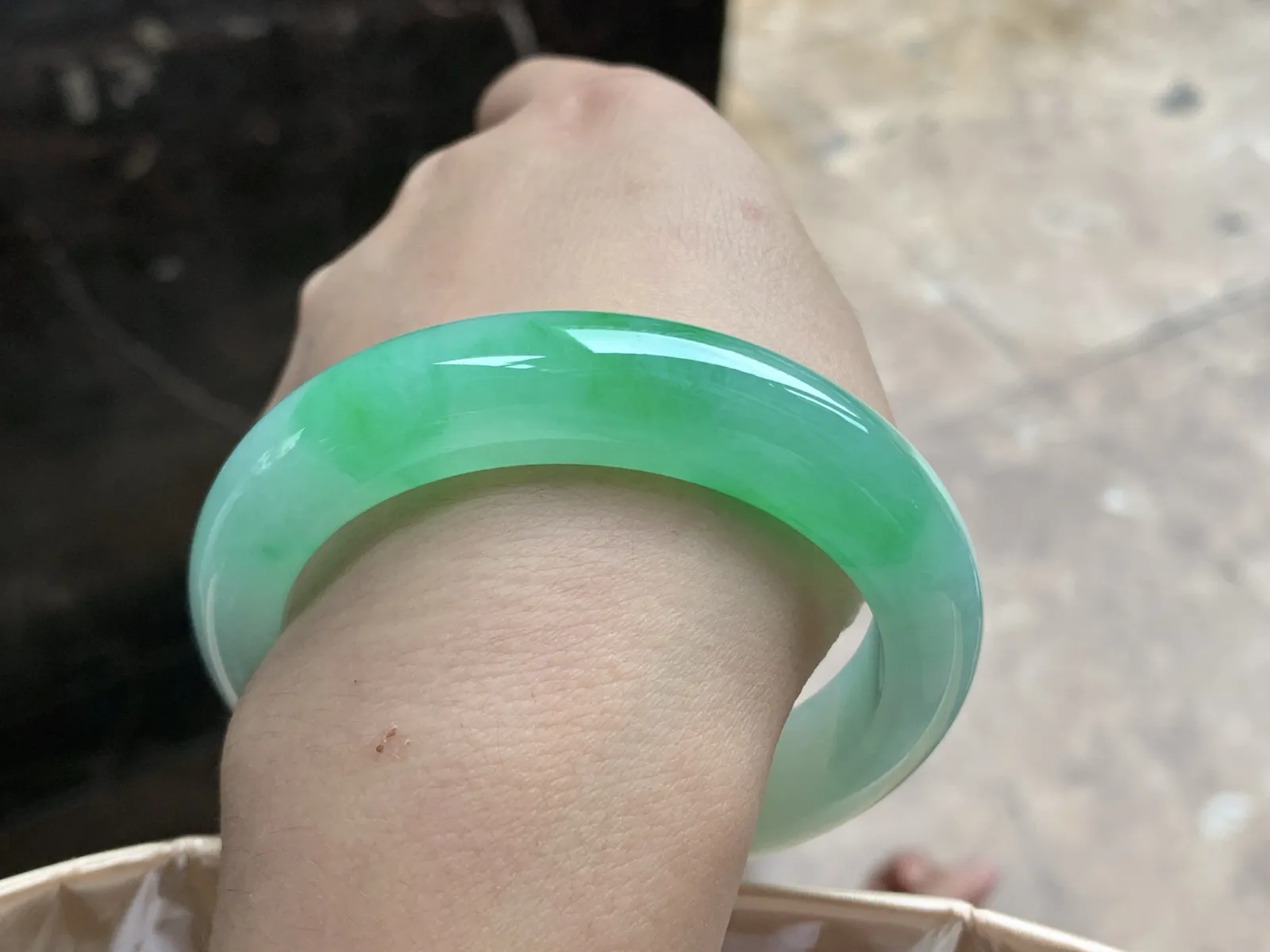 55.5-13.2-9.5

阳绿色手镯^_^色阳 玉质温润