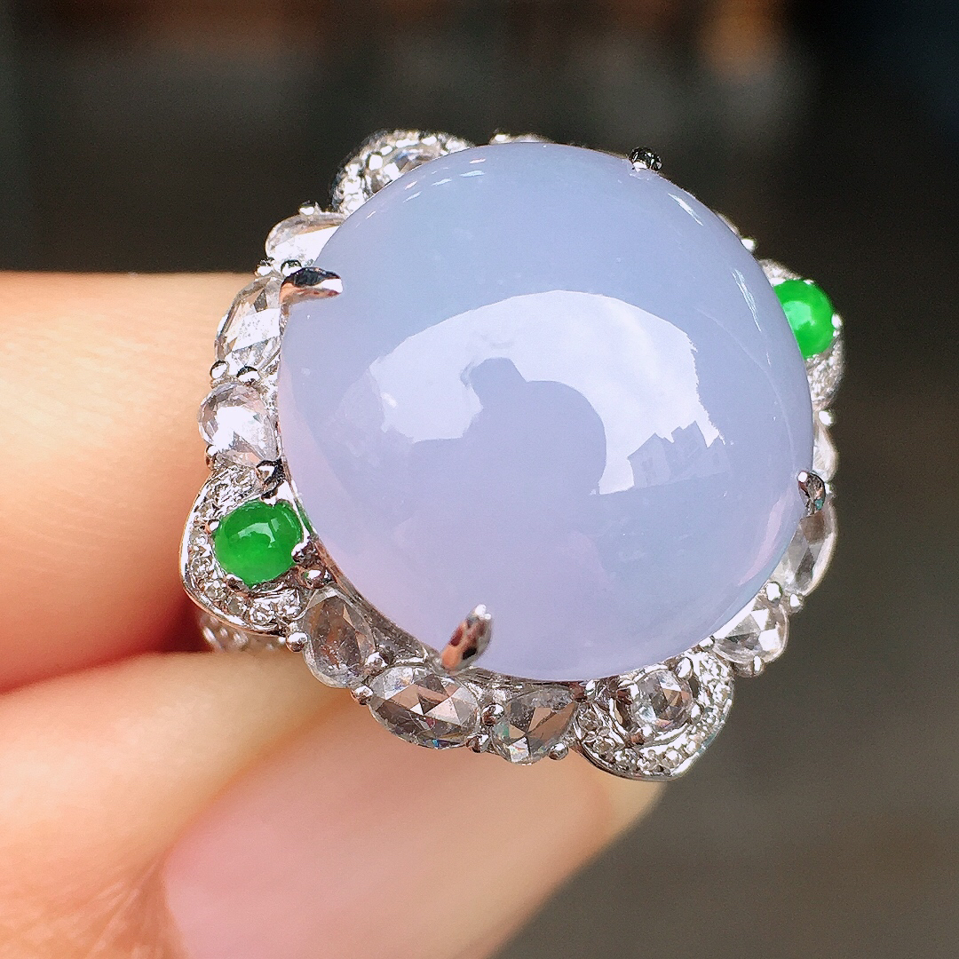 紫罗兰蛋面戒指/吊坠两用款，色泽均匀艳丽，玉质细腻，荧光感超
强，饱满圆润，尽显优雅气质，18k
金豪华镶嵌