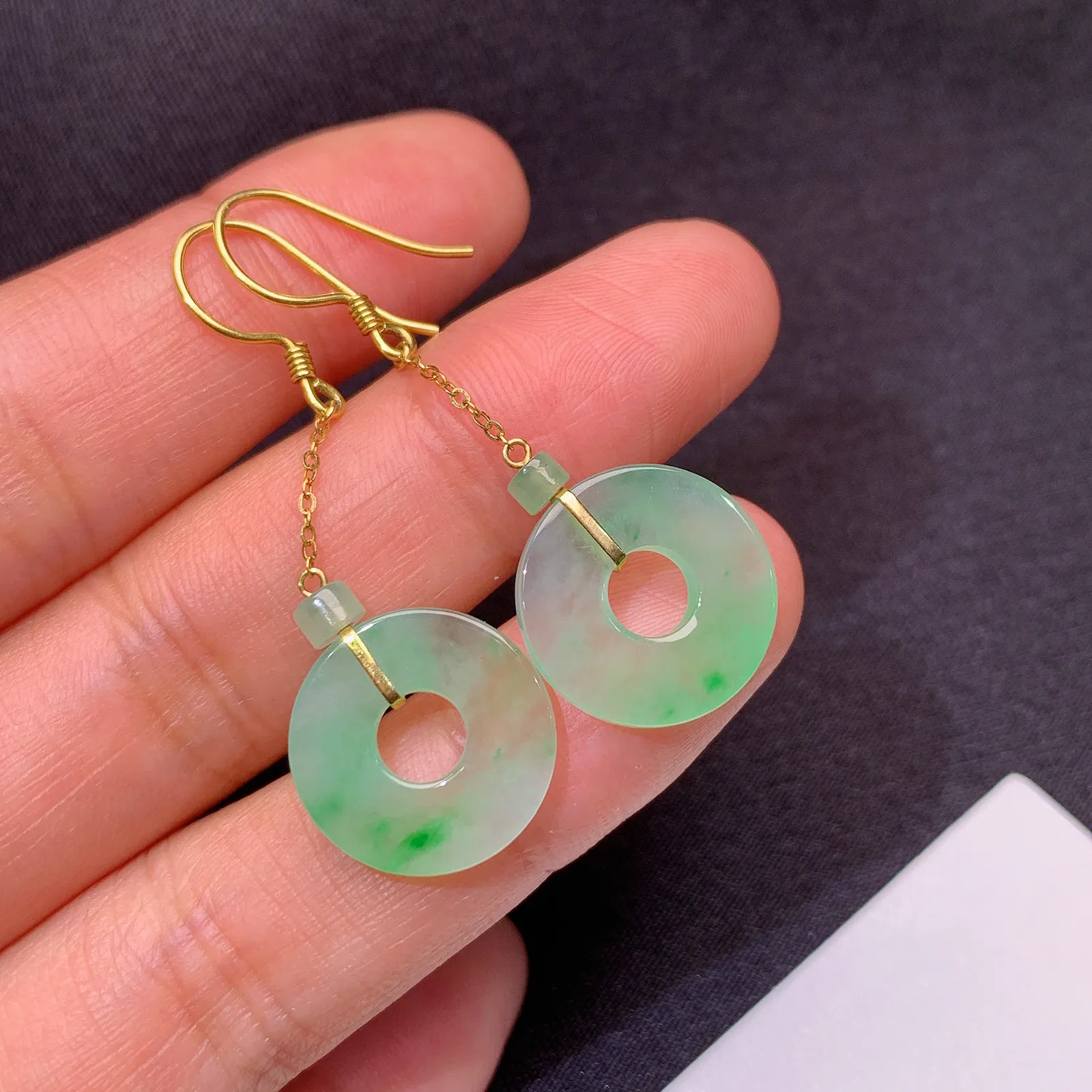 18k金镶嵌飘绿平安环耳坠 玉质细腻 清新 搭配小路路通 尺寸15*2