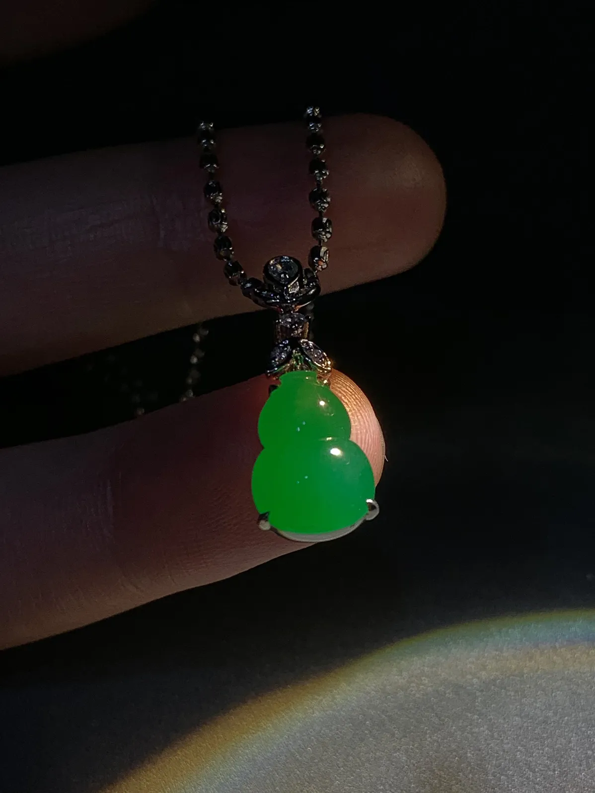 绿葫芦吊坠，裸石12.5-9-4.5mm，
整体25.5-9-6.2mm，
18K金，南非钻，不配链子