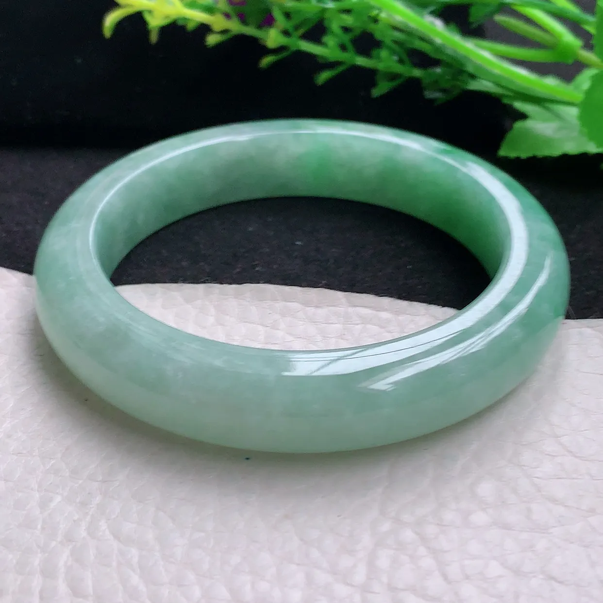 xc自然光59.5*12.8*9.6平安镯天然缅甸翡翠飘绿厚装正圈宽边玉镯子