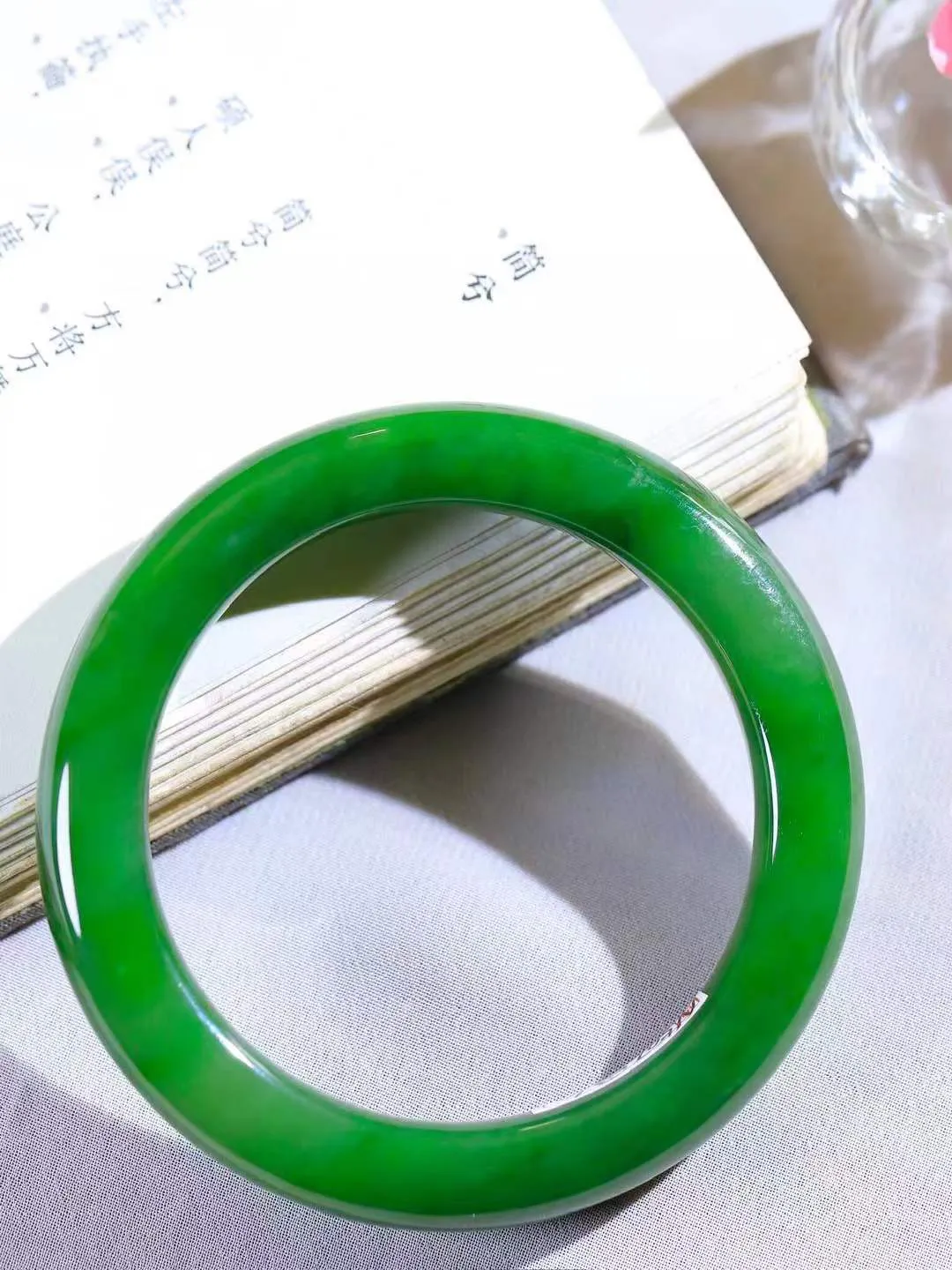 【情有独钟.手镯】

精品和田玉碧玉手镯 玉质温润细腻 油性十足 手感舒适，高华雅逸，线条流畅，简约大气，美自天成，素雅高贵。佩戴于腕间，婉约之美，举手投足间透出那低调奢华。重61.7克 内径57mm 尺寸10.8-10.4mm   FDA-79110252