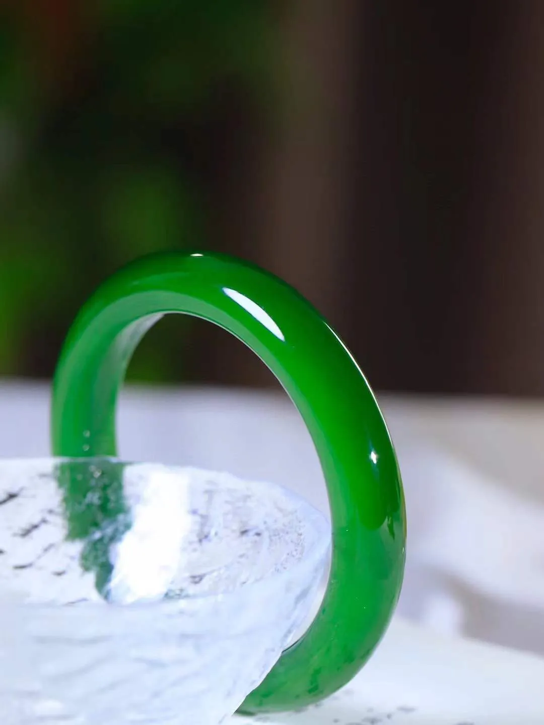 【柔情素语·手镯】

收藏传家级臻品️和田玉碧玉手镯，玉质细腻温润，手感舒适，️线条流畅，简约大气，美自天成，佩戴于腕间，婉约之美，举手投足间透出那份低调奢华，醉人心扉。重59.5克 内径圈口56mm  尺寸11.7-9.9mm   FDA-55110200