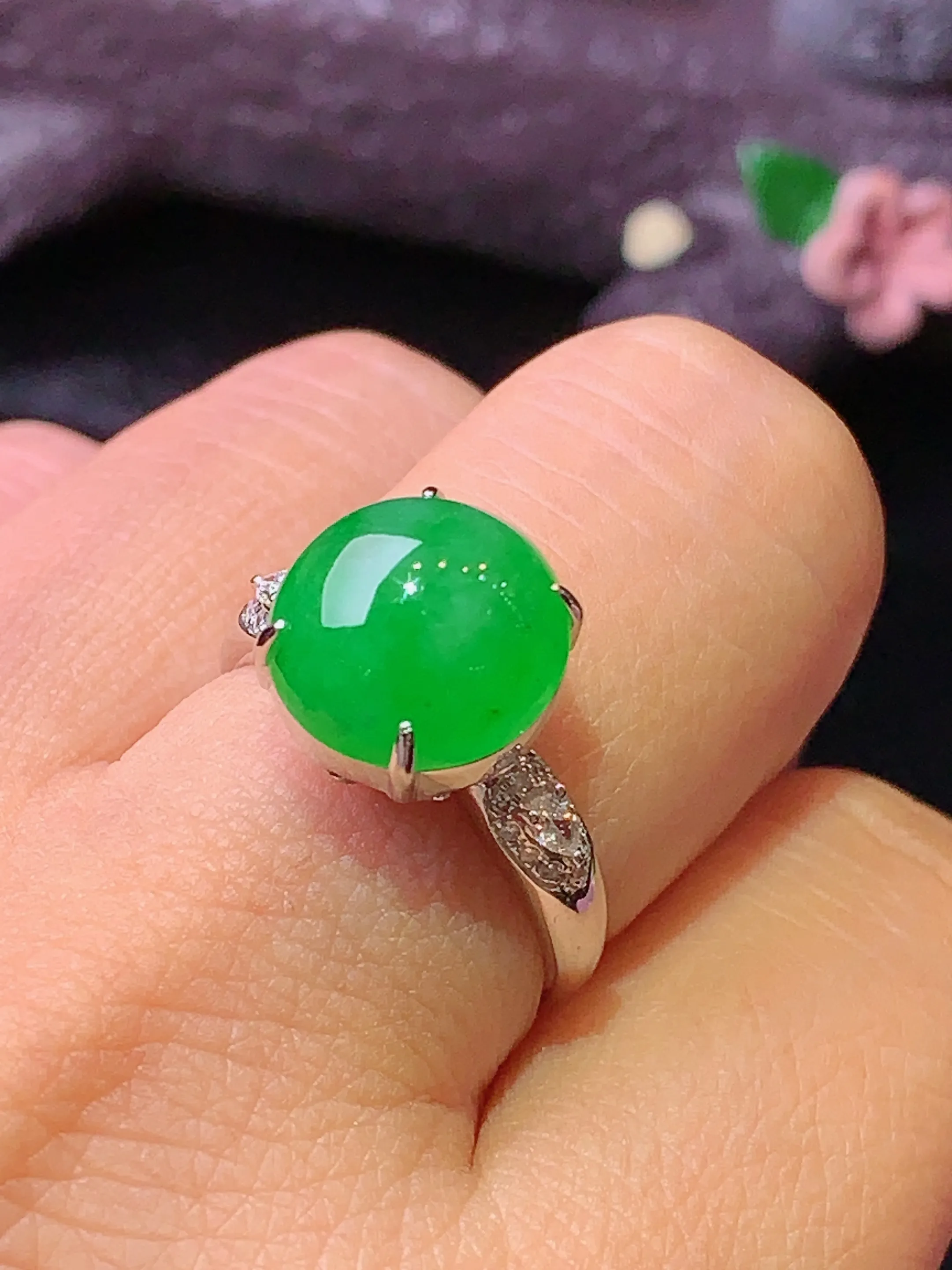 18k金钻镶嵌满绿蛋面戒指 玉质细腻 色泽清新艳丽 圈口14 整体尺寸11.3*11*6.5