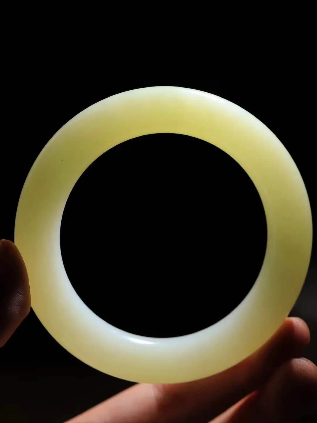 【婉约佳人.手镯】

精品和田玉黄口圆条手镯 玉质温润细腻 油性十足 手感舒适，高华雅逸，线条流畅，简约大气，美自天成，素雅高贵。佩戴于腕间，婉约之美，举手投足间透出那份低调奢华。重90.7克 内径59.5mm  尺寸12.8-13mm   FDA-69110231