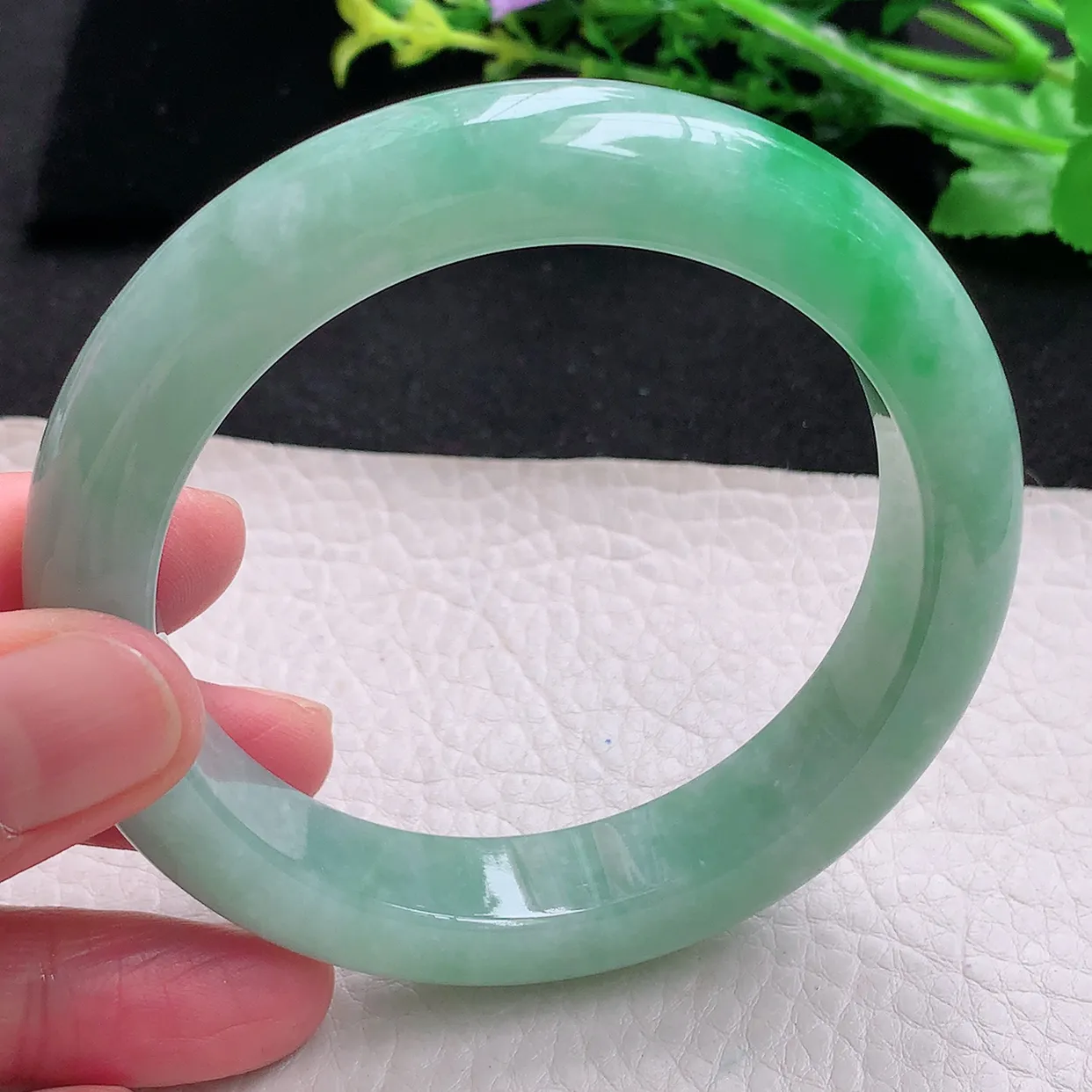 xc自然光59.5*12.8*9.6平安镯天然缅甸翡翠飘绿厚装正圈宽边玉镯子