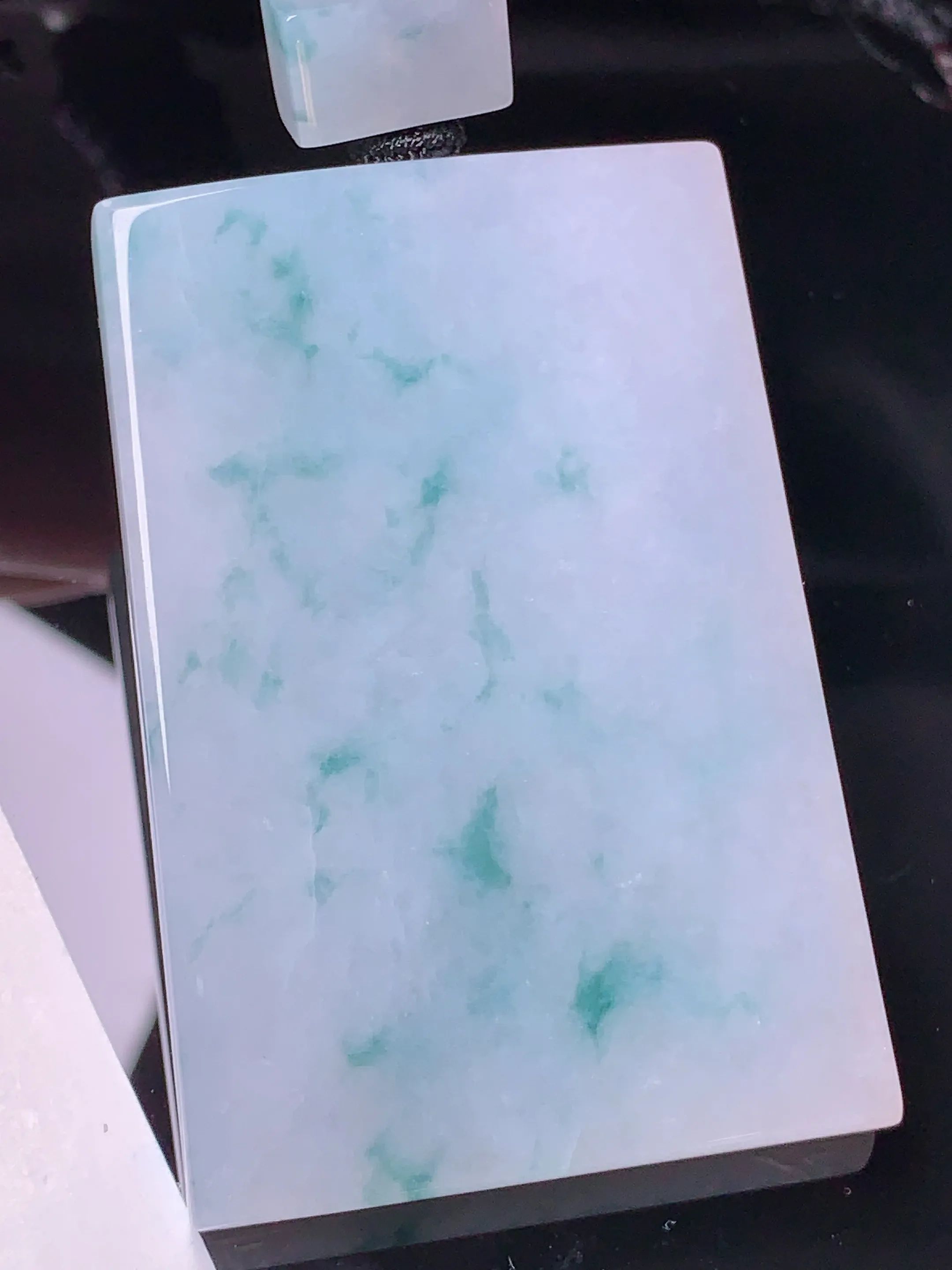 飘绿无事牌吊坠 玉质细腻 色泽清新艳丽 整体尺寸60.5*41*6.2