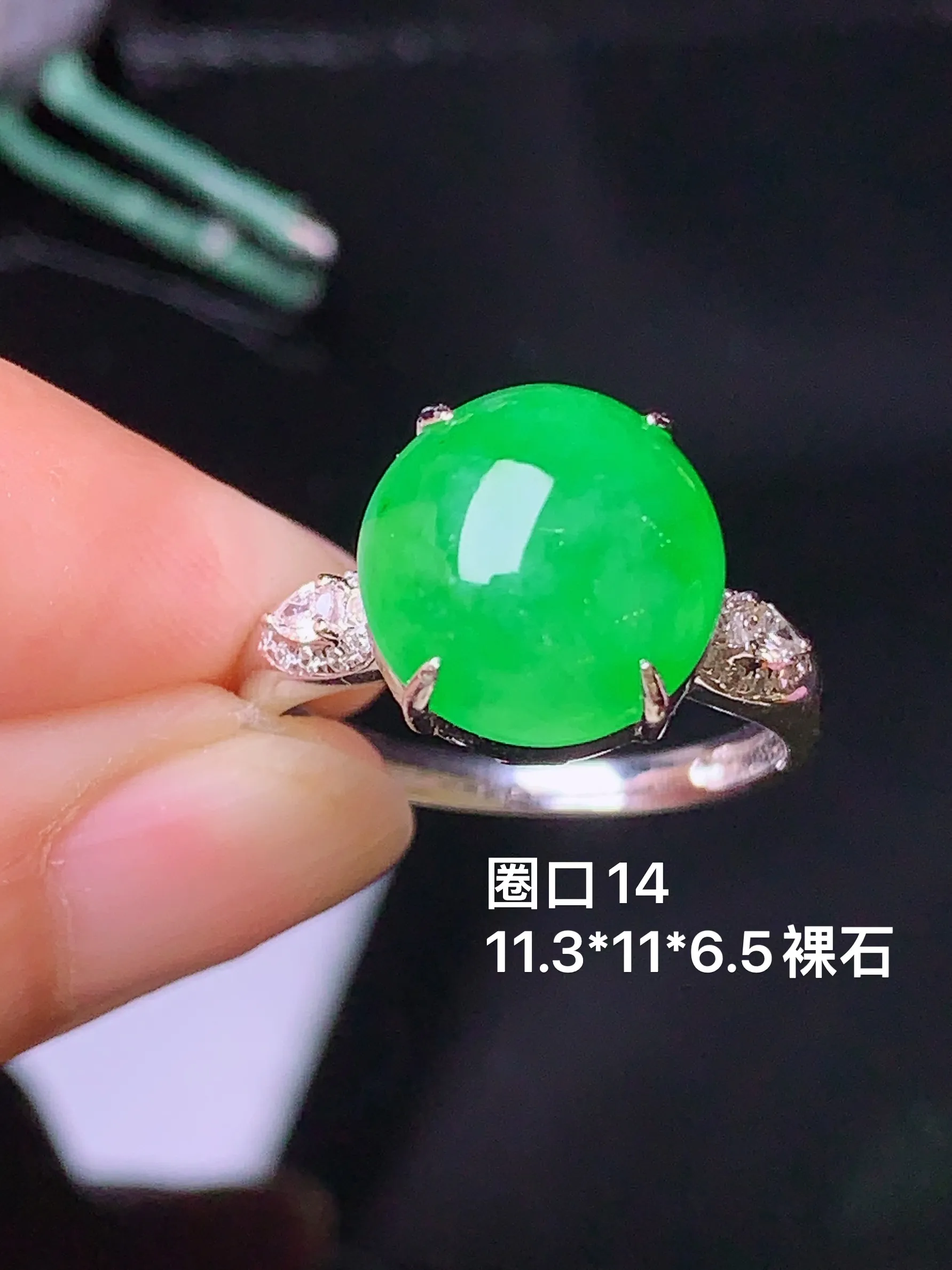 18k金钻镶嵌满绿蛋面戒指 玉质细腻 色泽清新艳丽 圈口14 整体尺寸11.3*11*6.5