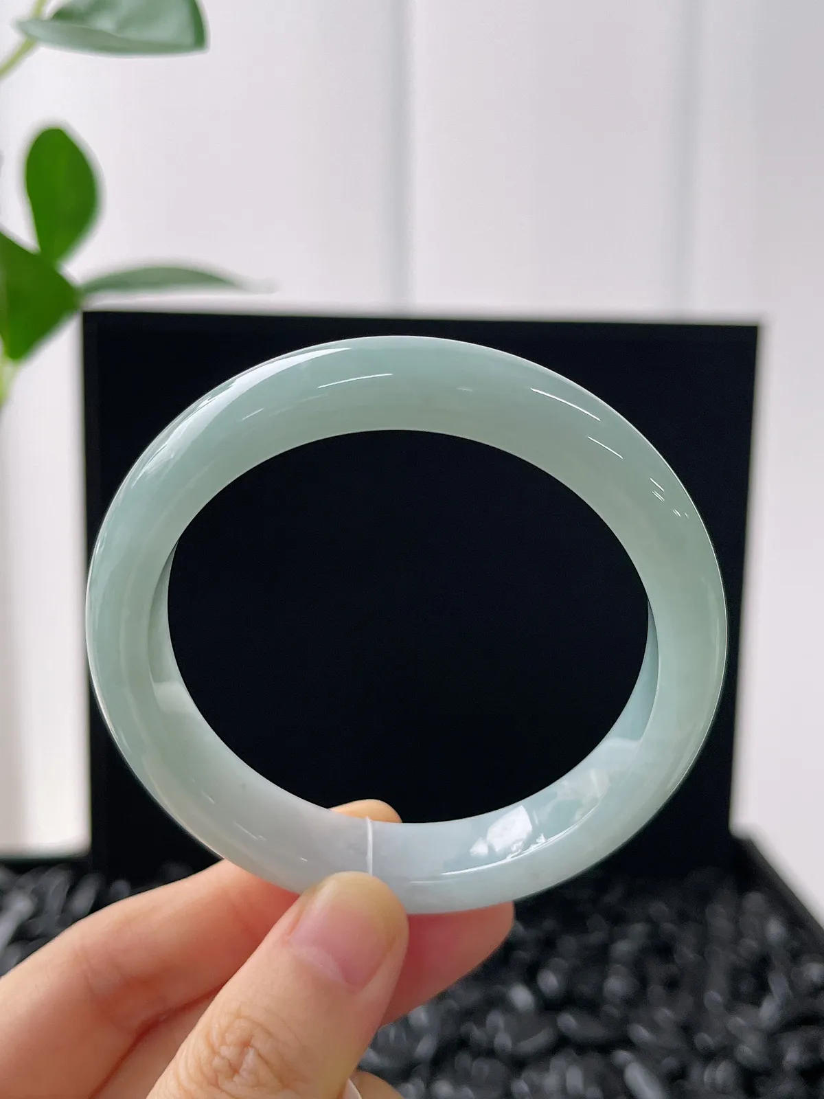 正圈56圈口，翡翠糯化种淡绿色手镯