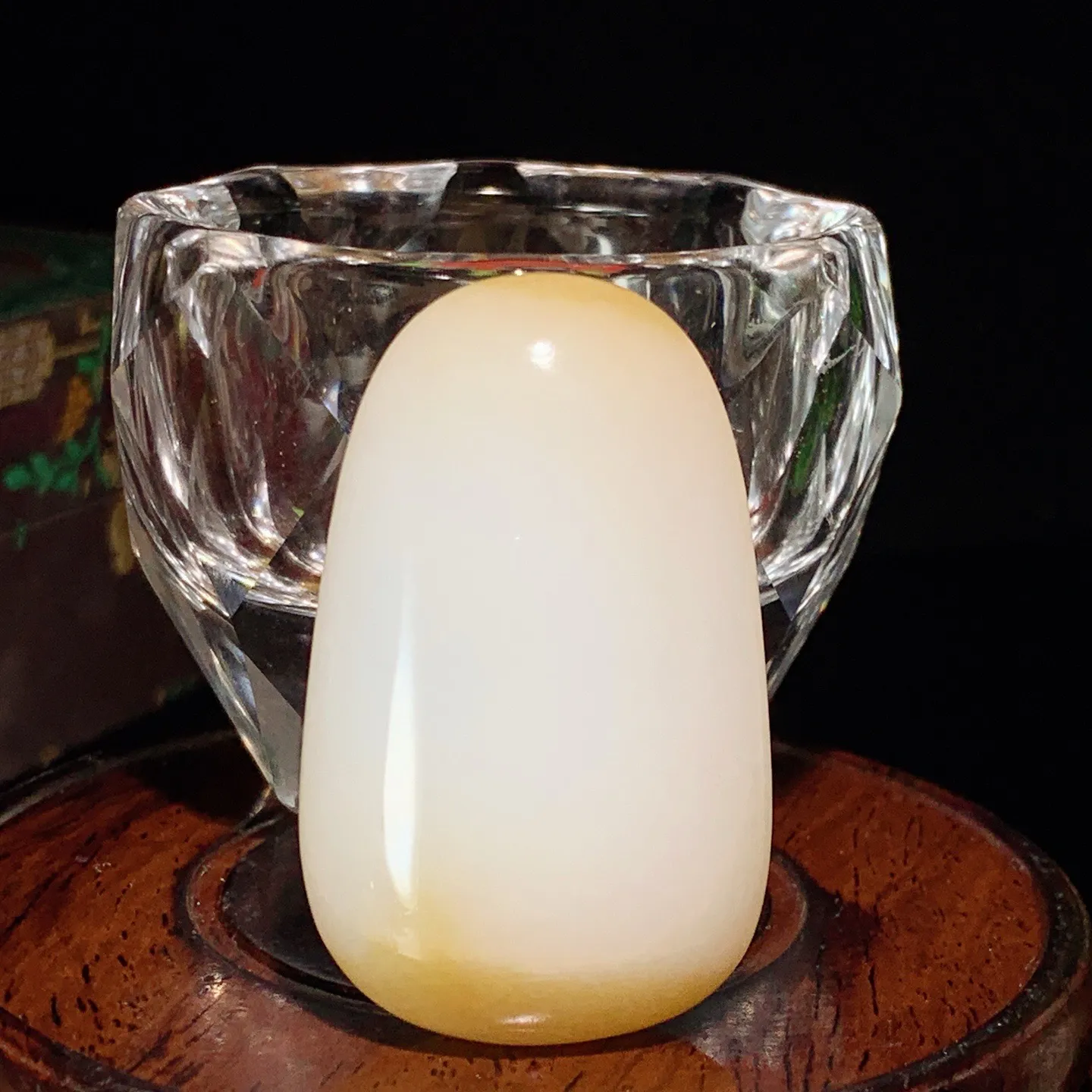 和田玉白玉糖料天地糖原石挂件。尺寸50/32/16重42.5克。玉质细腻油润。手推出油。佩戴高端典雅。lt251031