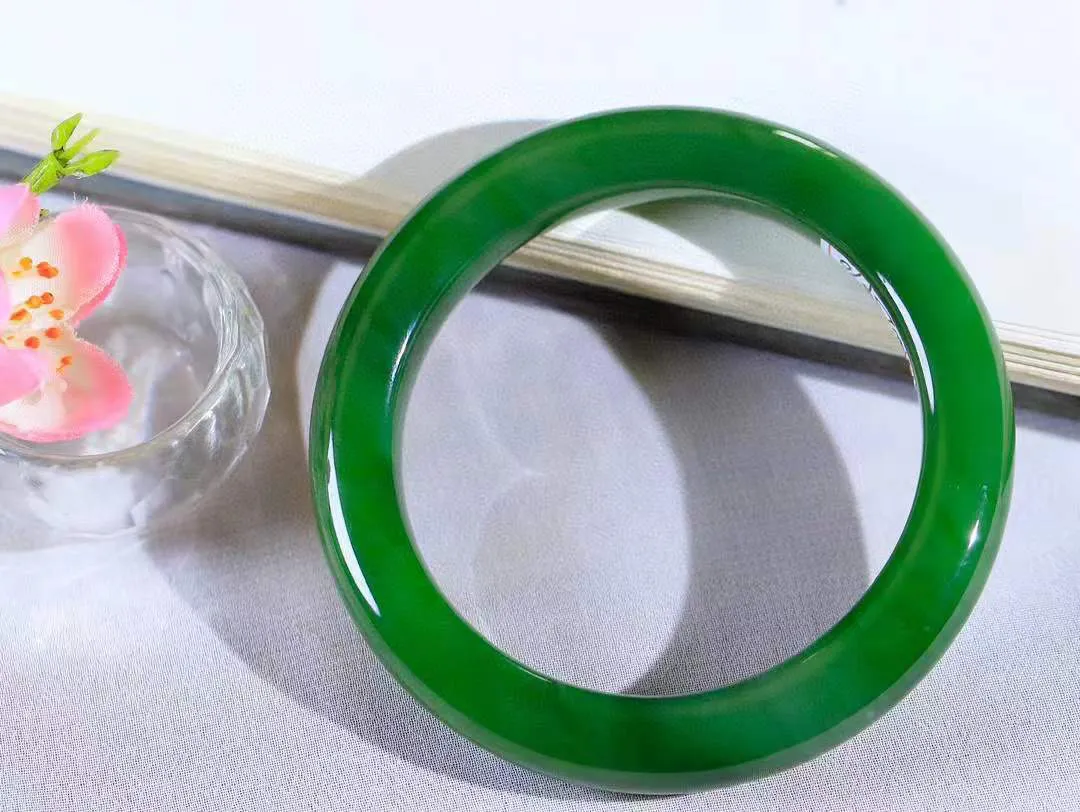 【情有独钟.手镯】

精品和田玉碧玉手镯 玉质温润细腻 油性十足 手感舒适，高华雅逸，线条流畅，简约大气，美自天成，素雅高贵。佩戴于腕间，婉约之美，举手投足间透出那低调奢华。重61.7克 内径57mm 尺寸10.8-10.4mm   FDA-79110252