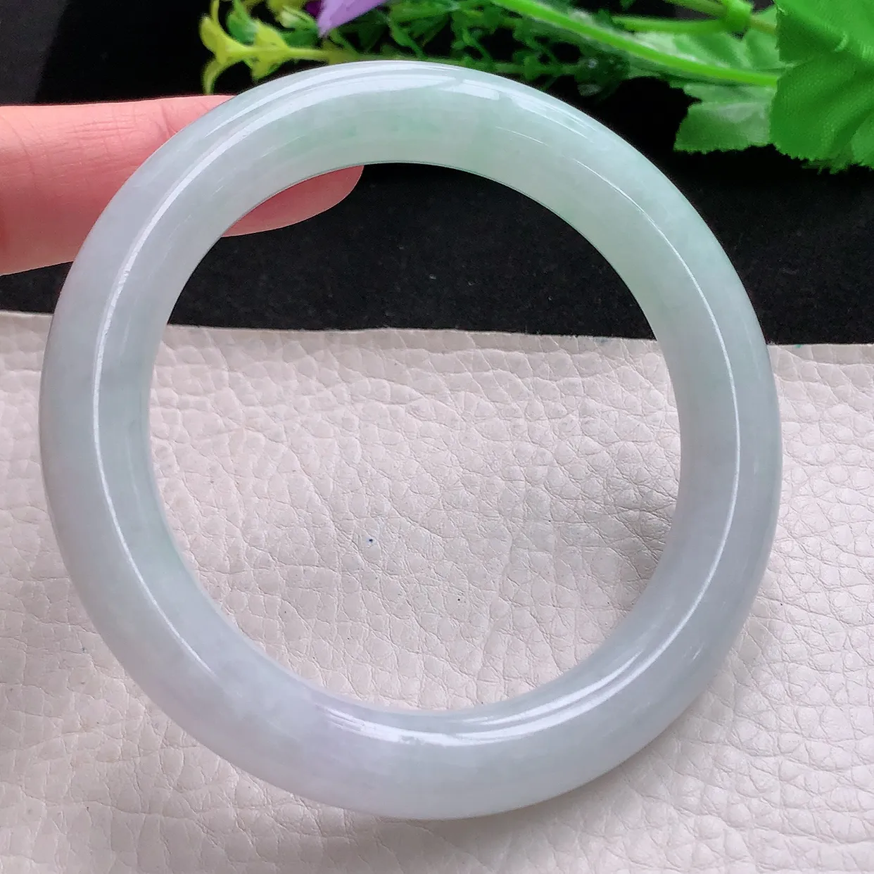 yh大圈口61.5*11美人镯 天然缅甸翡翠飘绿水润圆条玉镯子 玉手环